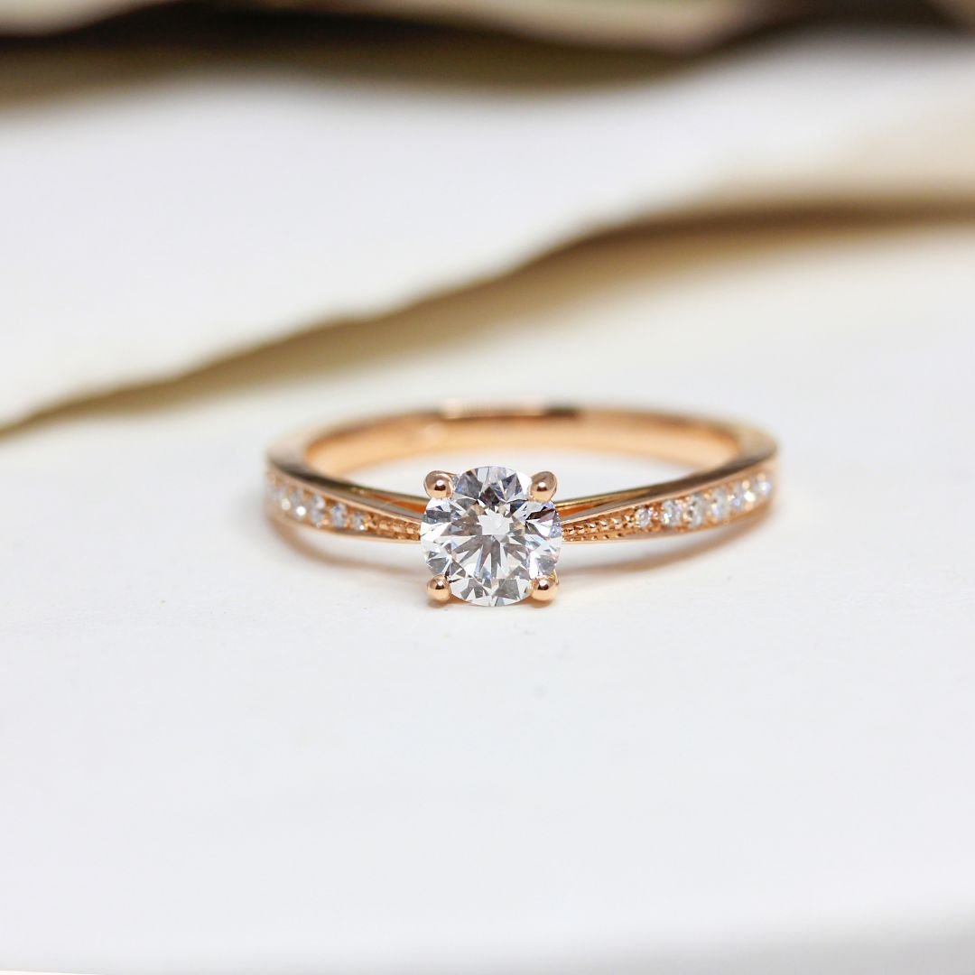 Bague de fiançailles en or, ornée de plusieurs diamants.