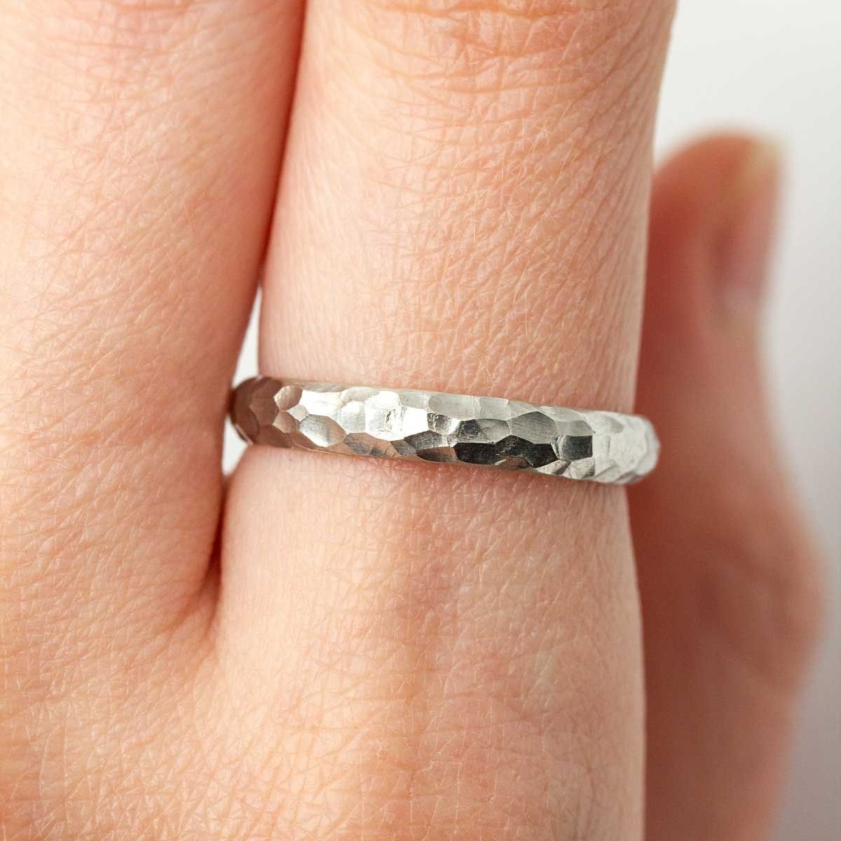 Alliance fabriquée dans notre atelier parisien artisanalement.
Alliance Sarita en argent.