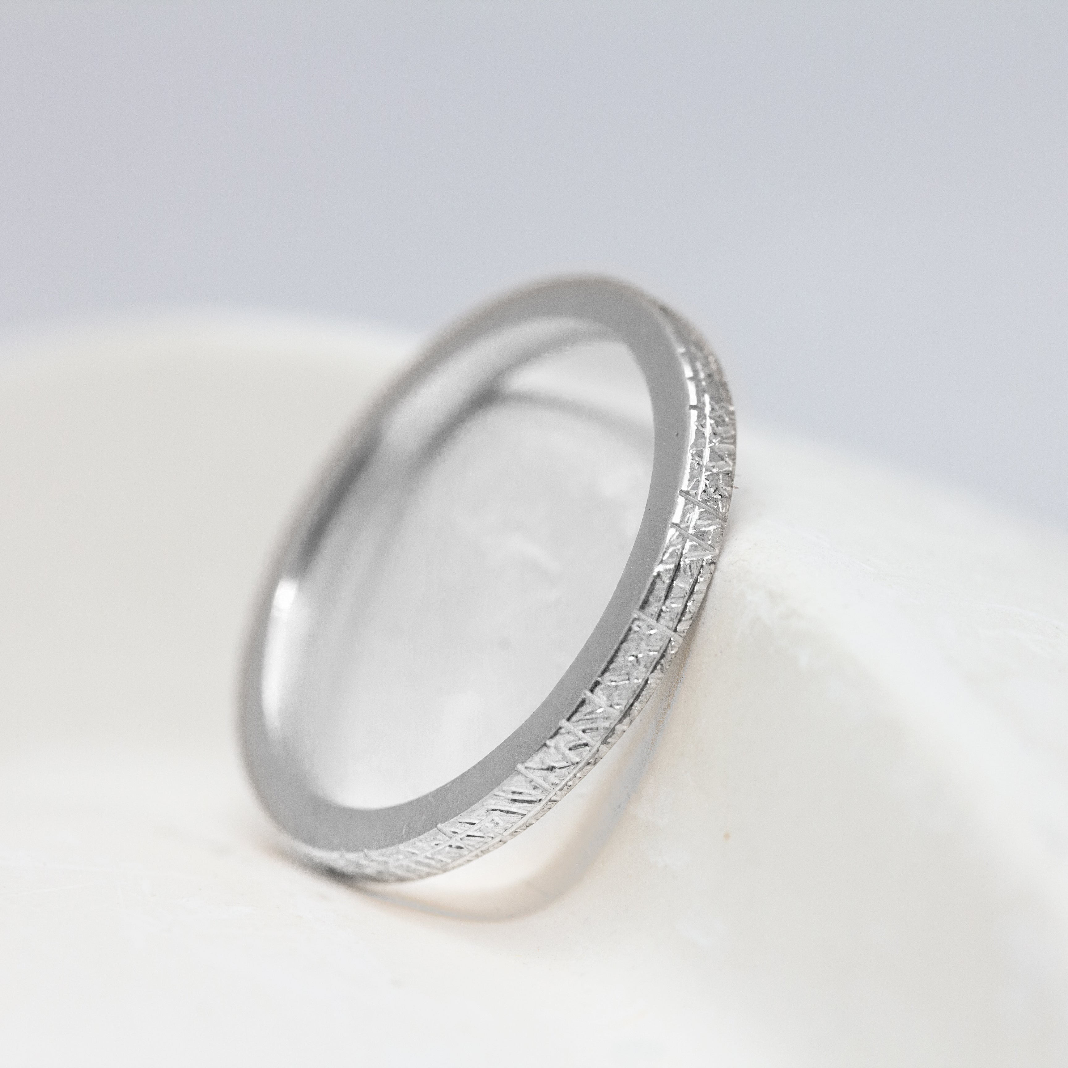 Alliance Hélia - ruban luxe 1,8 mm réalisée en or rose-champagne 18 carats Fairmined à Paris