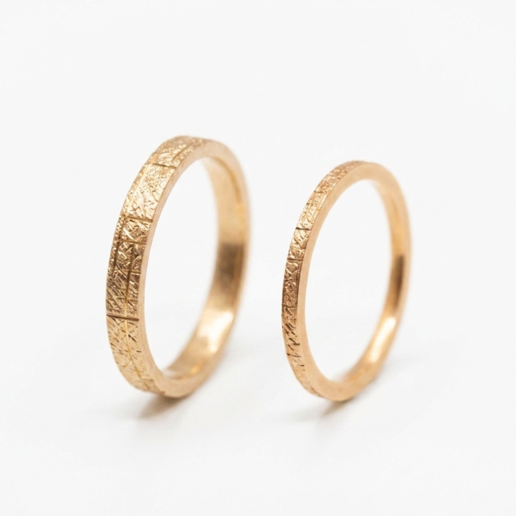 Alliance Hélia texture écorce, ruban plat luxe 1,5 mm et 3 mm, or rouge et or rose-champagne Fairmined, joaillerie éthique fabriquée artisanalement à Paris