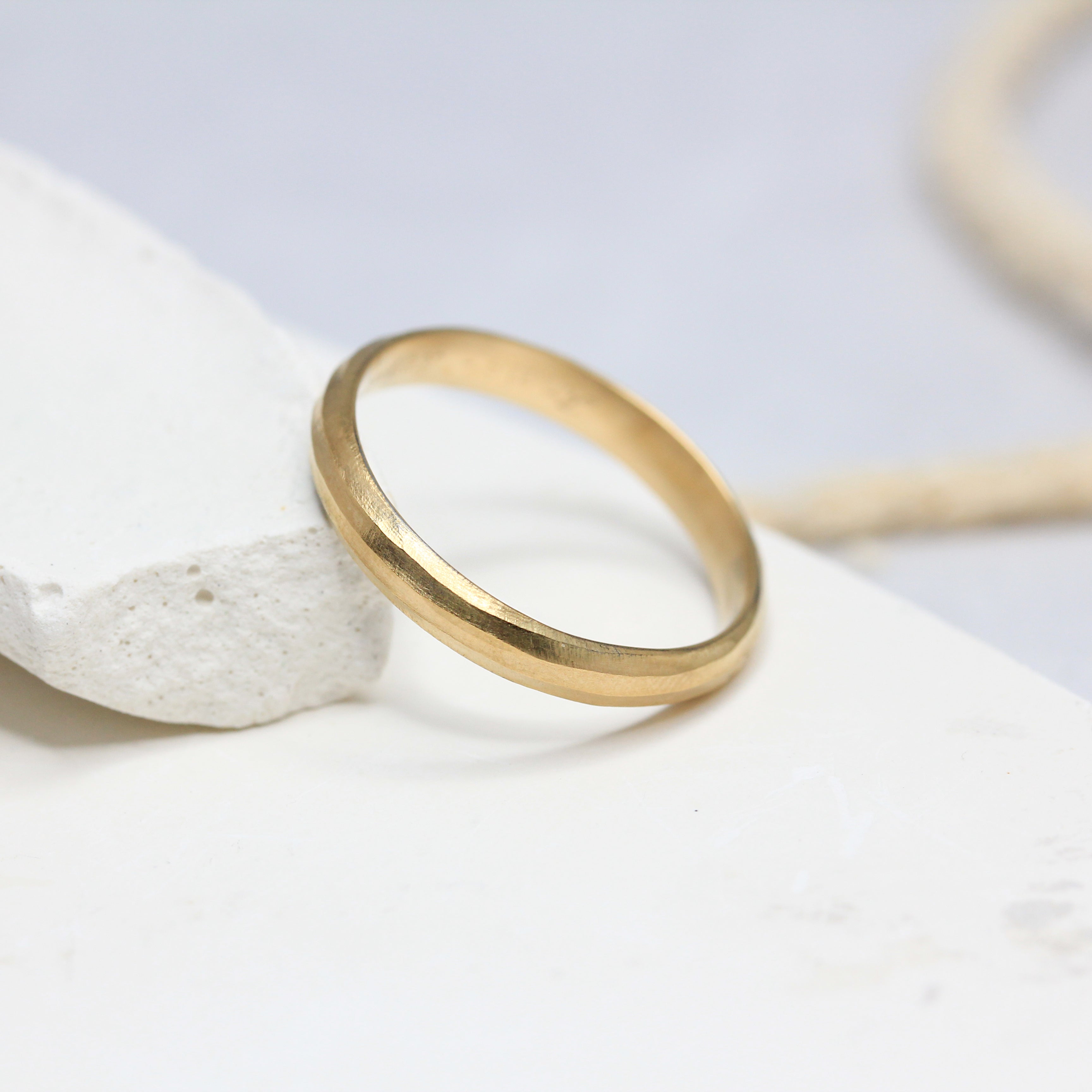 Alliance femme En Chemin rainurée, demi-jonc 3,5 mm, or rose-champagne Fairmined, joaillerie éthique fabriquée artisanalement à Paris