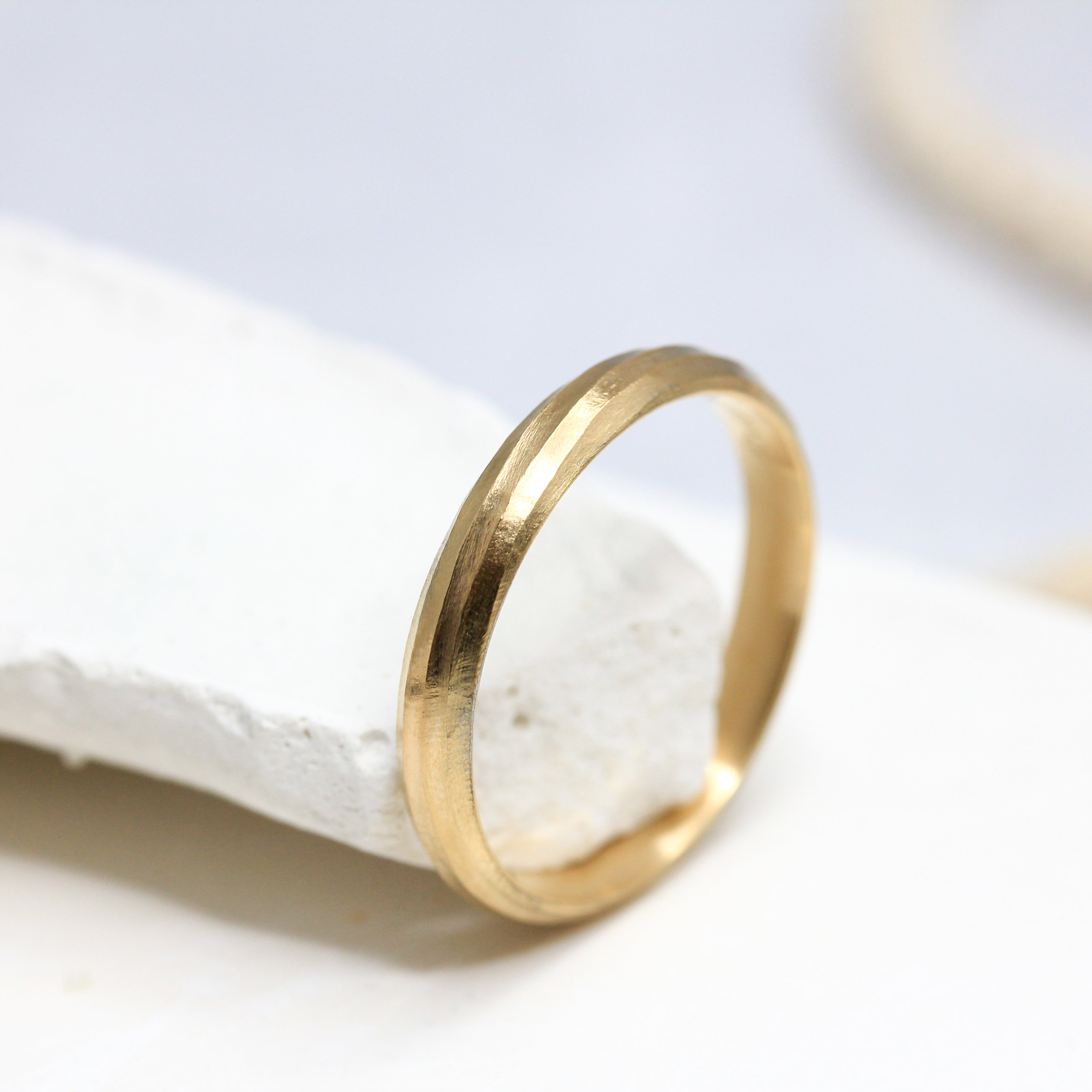Alliance femme En Chemin rainurée, demi-jonc 3,5 mm, or rose-champagne Fairmined, joaillerie éthique fabriquée artisanalement à Paris