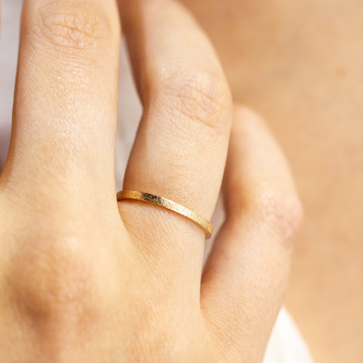 Alliance femme Gina texture pailletée, ruban 1,5 mm, or rouge recyclé Fairmined, joaillerie éthique fabriquée artisanalement à Paris