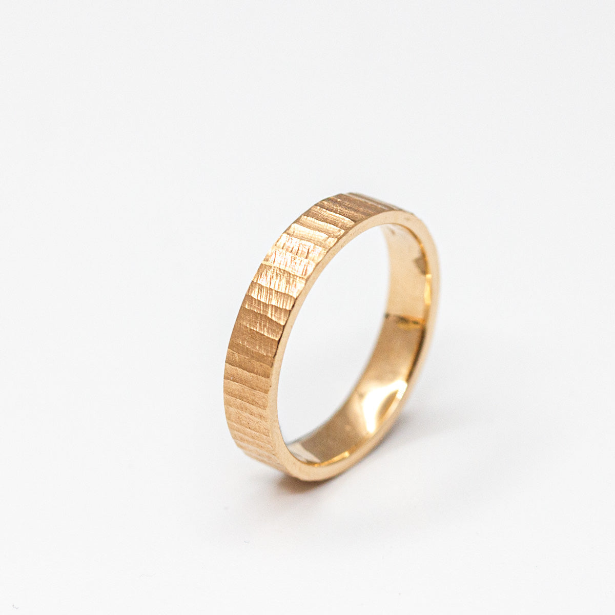 Alliance femme Jalons texture rainurée, ruban plat 4 mm, taille 54, or rouge Fairmined, joaillerie éthique fabriquée artisanalement à Paris