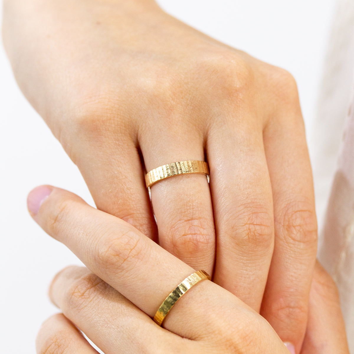 Alliance femme Jalons texture rainurée, ruban plat 4 mm, taille 54, or rouge Fairmined, joaillerie éthique fabriquée artisanalement à Paris