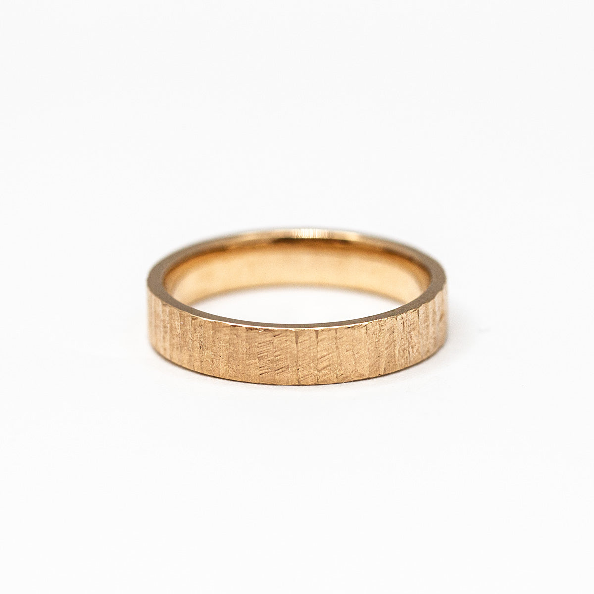 Alliance femme Jalons texture rainurée, ruban plat 4 mm, taille 54, or rouge Fairmined, joaillerie éthique fabriquée artisanalement à Paris