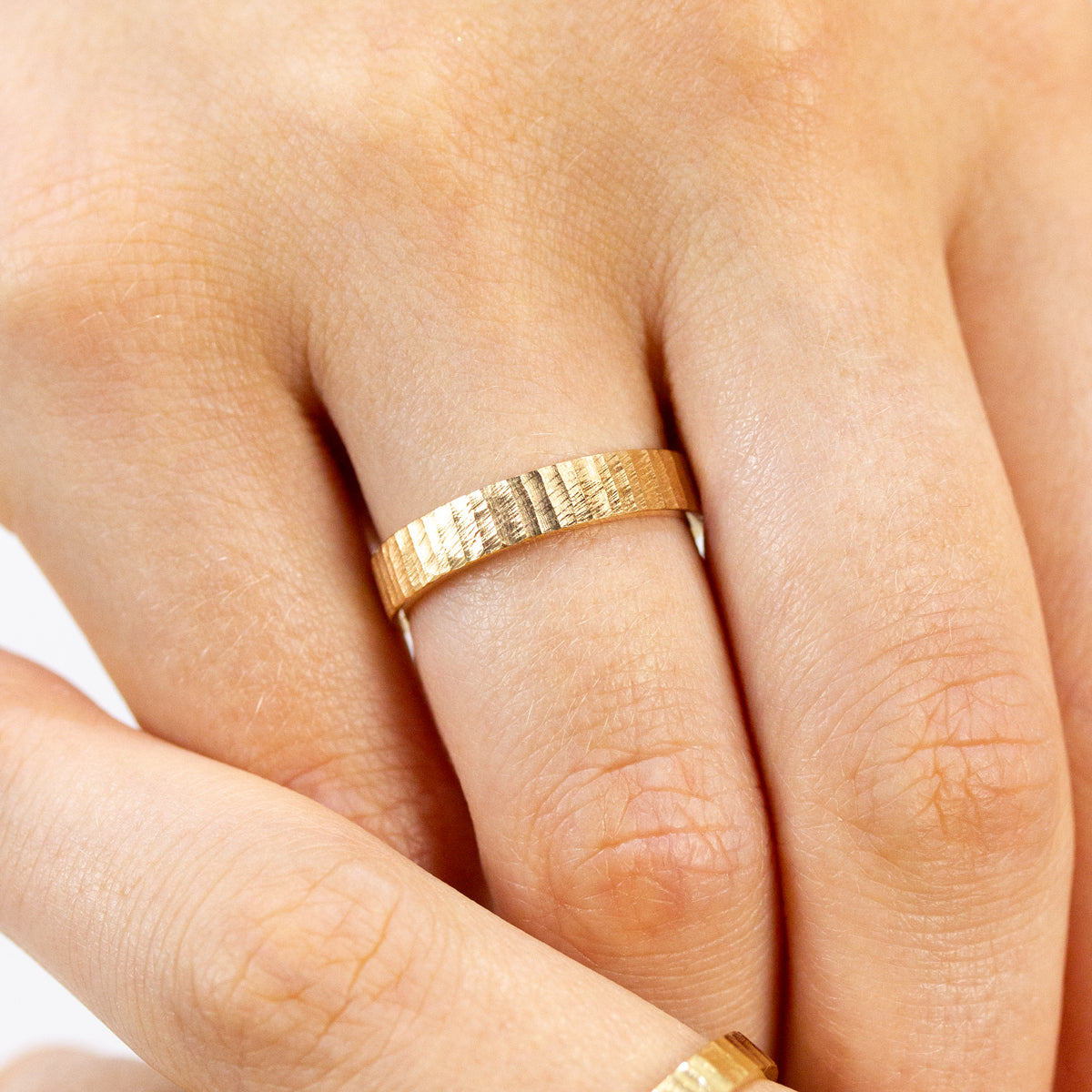 Alliance femme Jalons texture rainurée, ruban plat 4 mm, taille 54, or rouge Fairmined, joaillerie éthique fabriquée artisanalement à Paris
