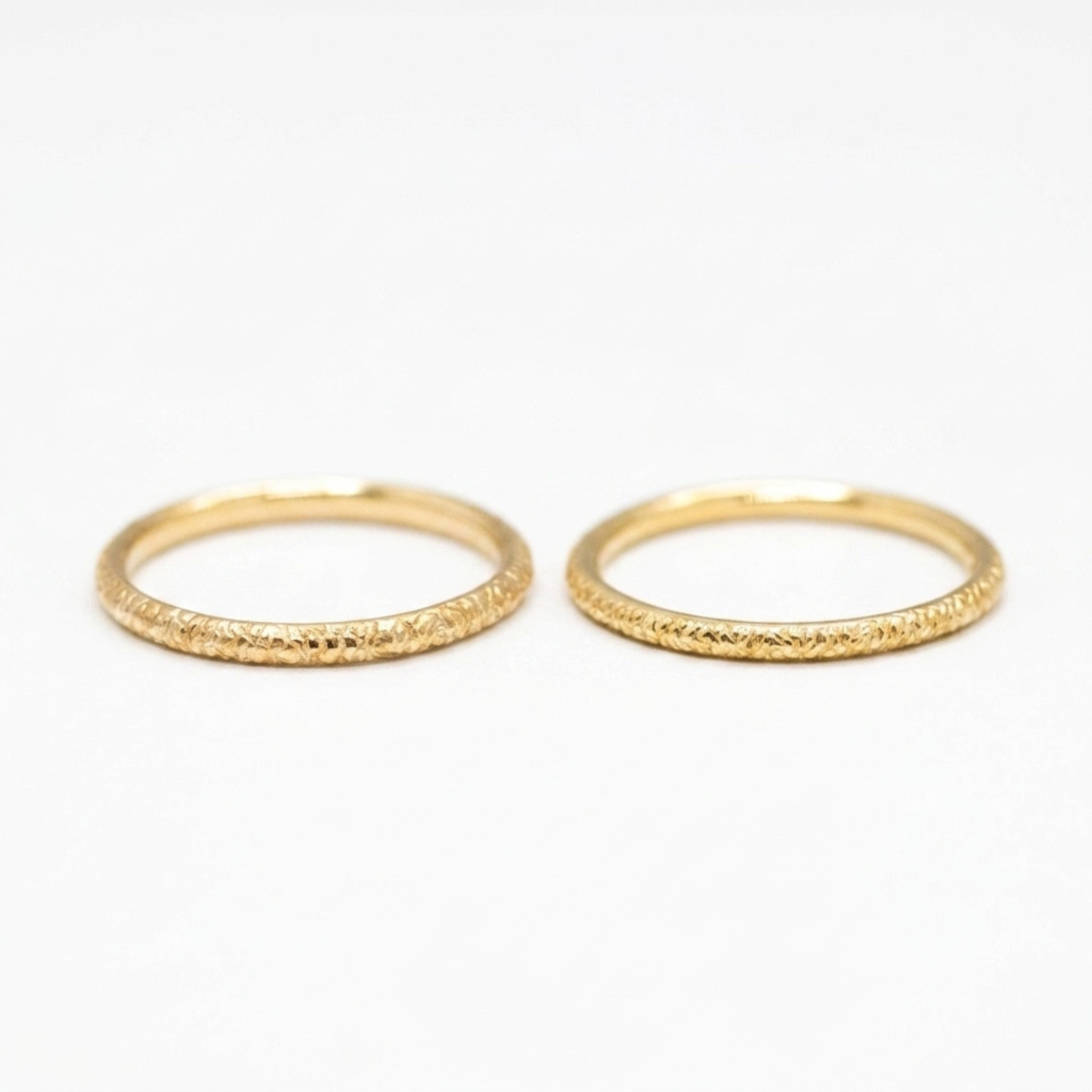 Alliance femme Rosa texture craquelée, demi-jonc 2 mm et jonc 1,8 mm, or rose-champagne et or jaune Fairmined, joaillerie éthique fabriquée artisanalement à Paris