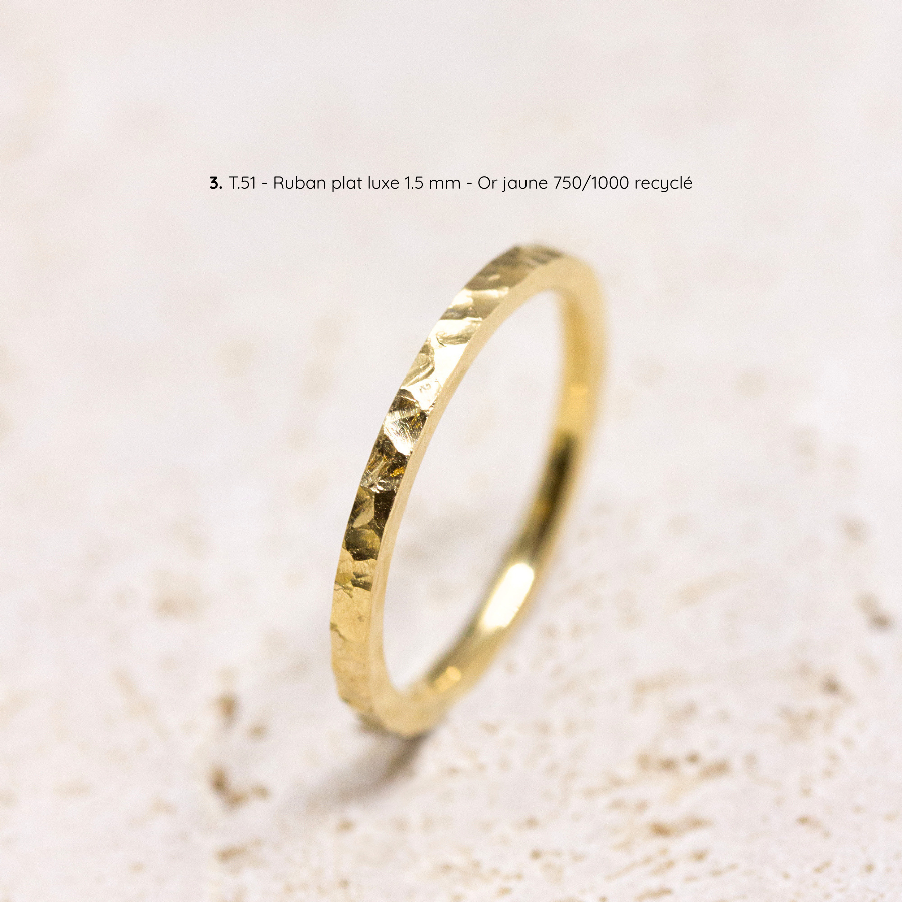Alliance femme Sarita texture martelée inspirée du sable, ruban plat luxe 1,5 mm, taille 51, or jaune recyclé, joaillerie éthique fabriquée artisanalement à Paris