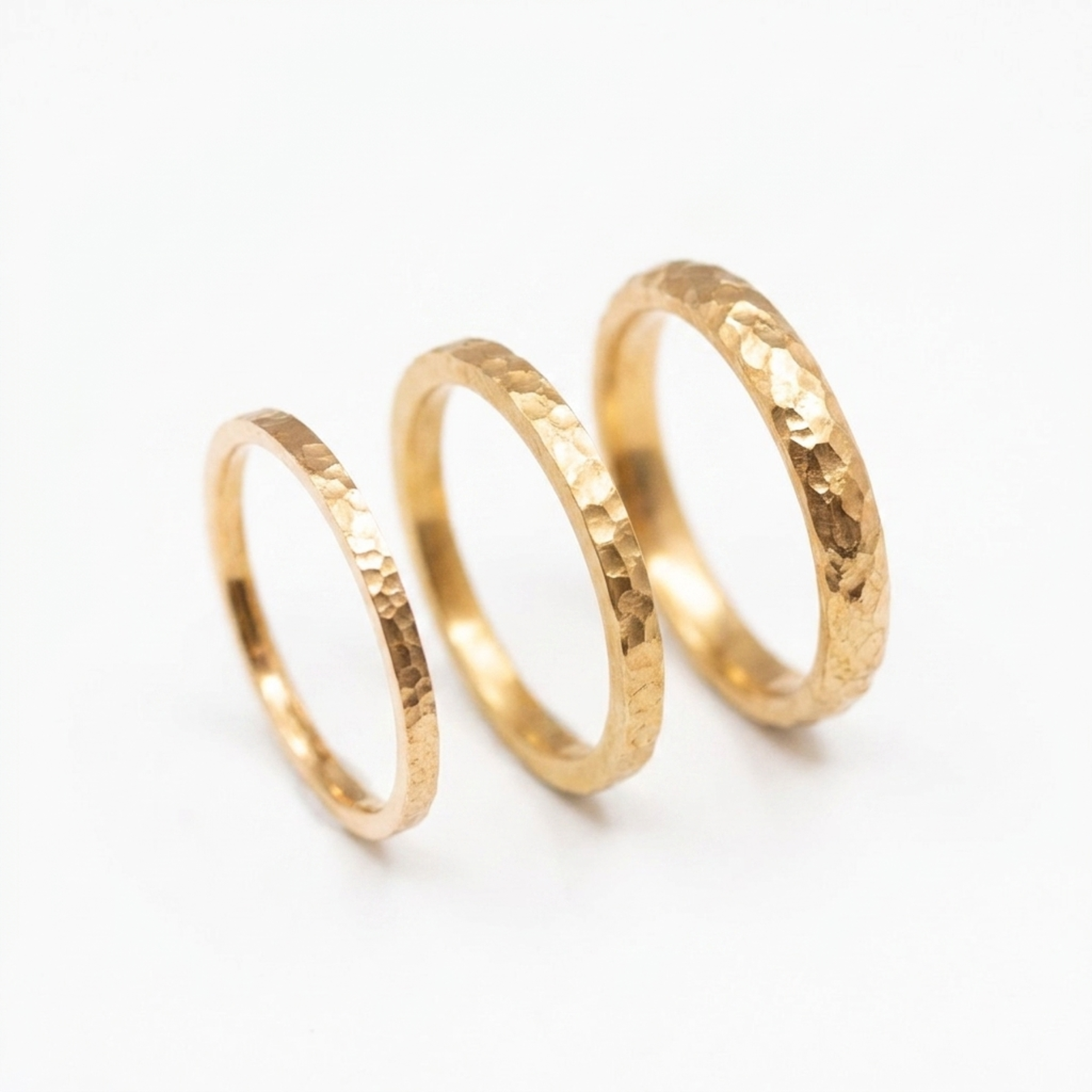 Alliance femme Sarita texture martelée inspirée du sable, ruban plat luxe et demi-jonc de 1,5 mm à 4 mm, or jaune, rose-champagne et rouge Fairmined et recyclé, joaillerie éthique fabriquée artisanalement à Paris