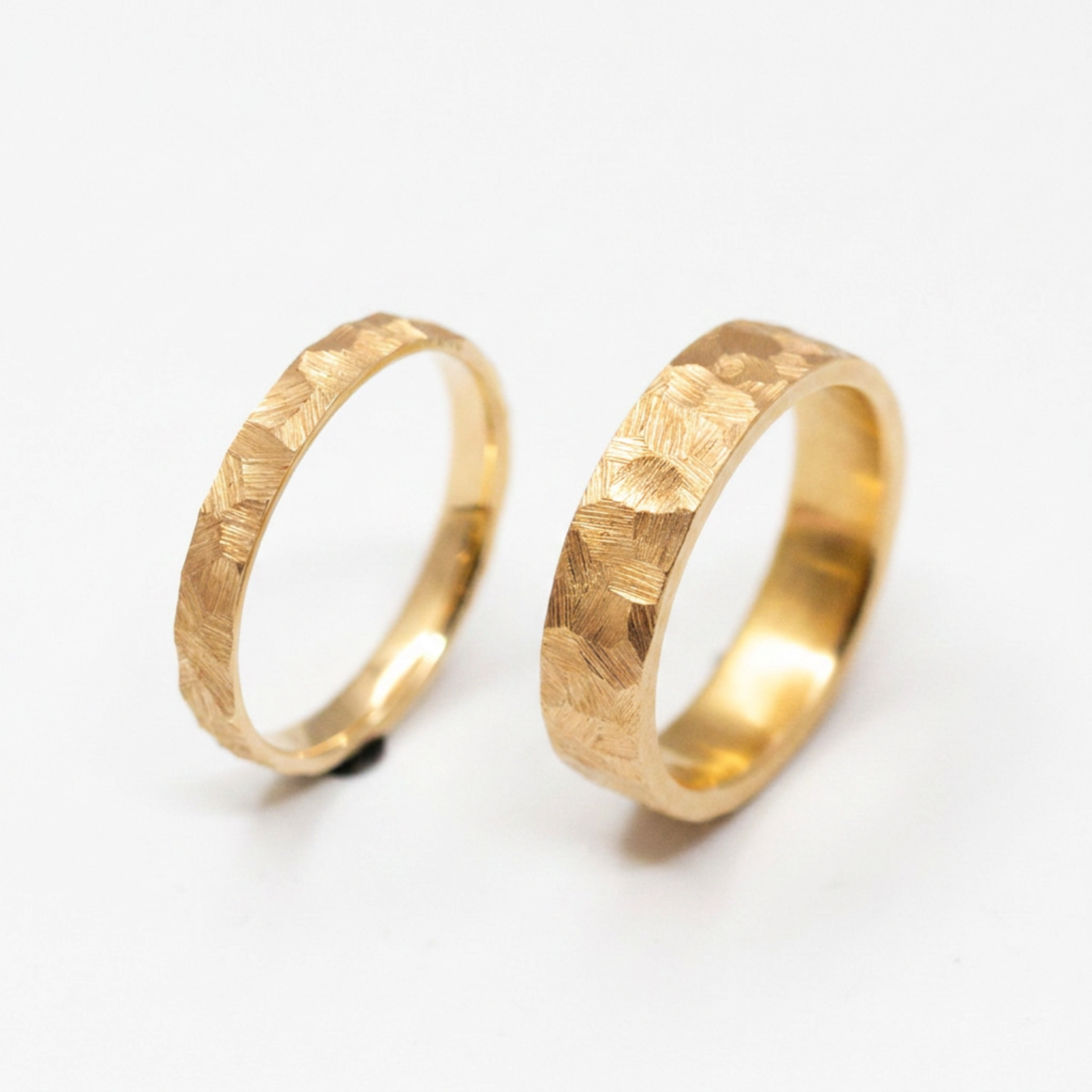 Alliance femme Staël texture brossée martelée, ruban plat 3 mm et 5 mm, or rose-champagne Fairmined, joaillerie éthique fabriquée artisanalement à Paris