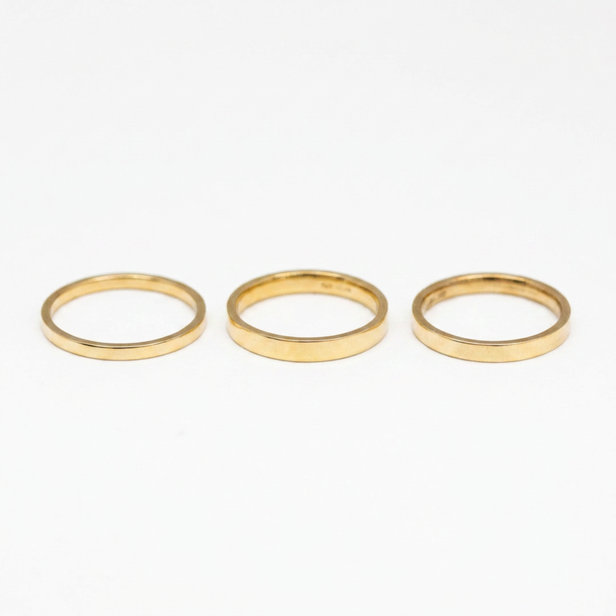 Alliance femme Ulysse classique lisse, ruban plat 1,5 mm, 2,5 mm et 3 mm, or jaune recyclé et Fairmined, joaillerie éthique fabriquée artisanalement à Paris