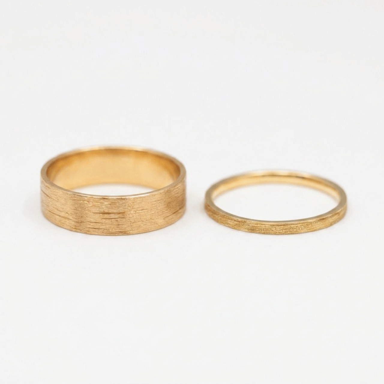 Alliance homme Casildée brossée, ruban plat 2 mm et 6 mm, taille 65, or jaune et or rouge Fairmined, joaillerie éthique fabriquée artisanalement à Paris