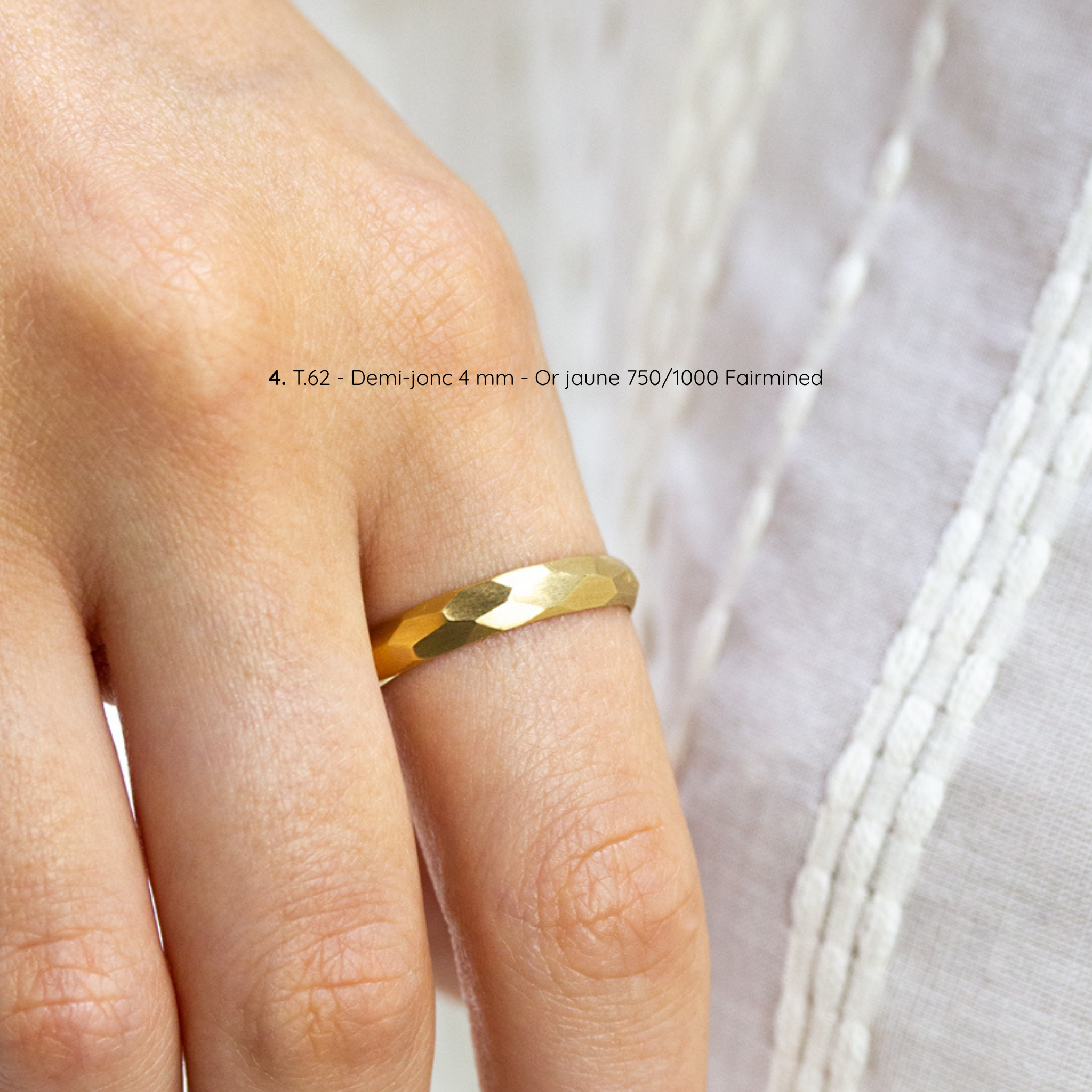Alliance homme Nisma texture martelée mate, demi-jonc 4 mm, taille 62, or jaune Fairmined, joaillerie éthique fabriquée artisanalement à Paris