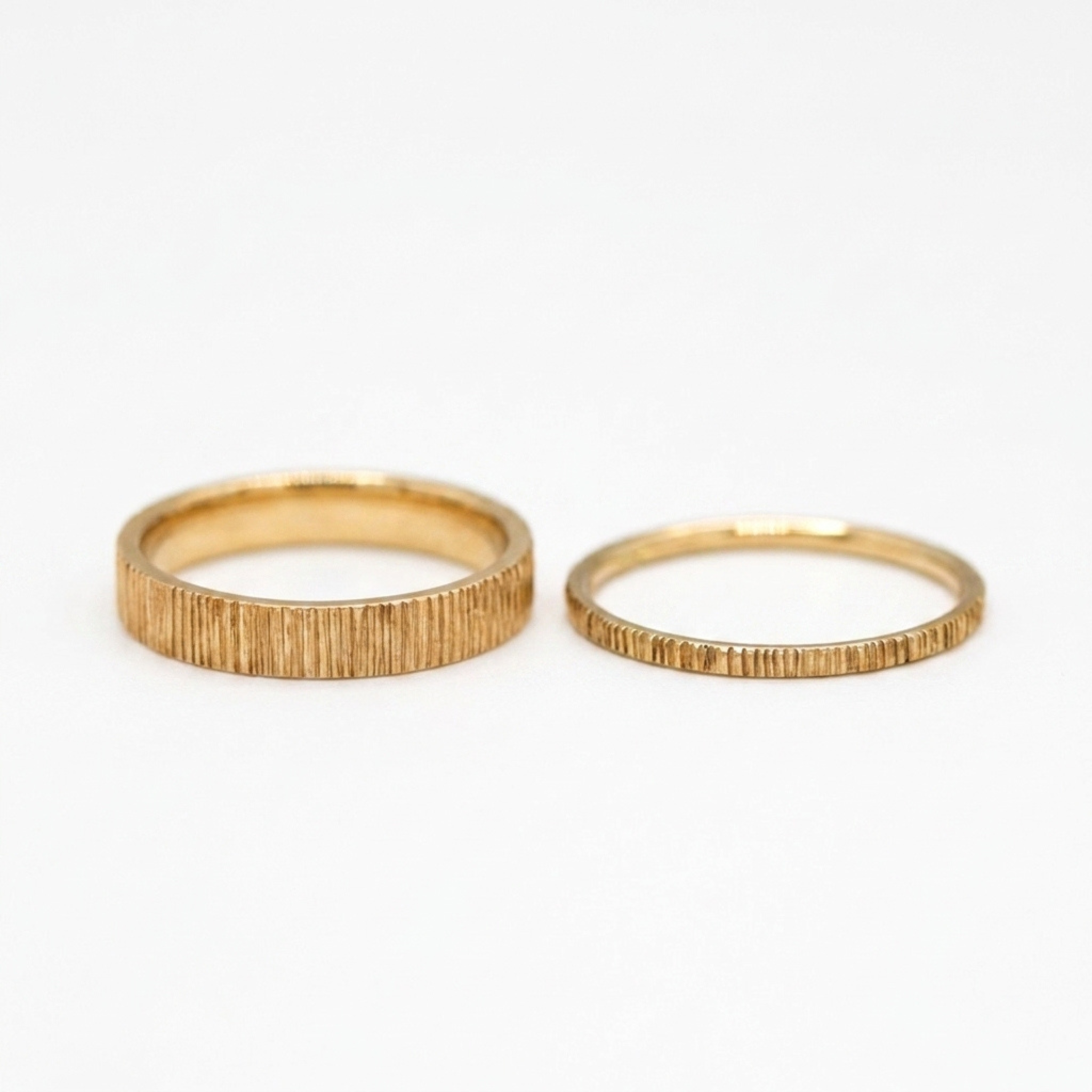 Alliance mixte Isandre texture striée, jonc 1,5 mm et ruban plat 3 mm, or jaune et or rouge Fairmined, joaillerie éthique fabriquée artisanalement à Paris