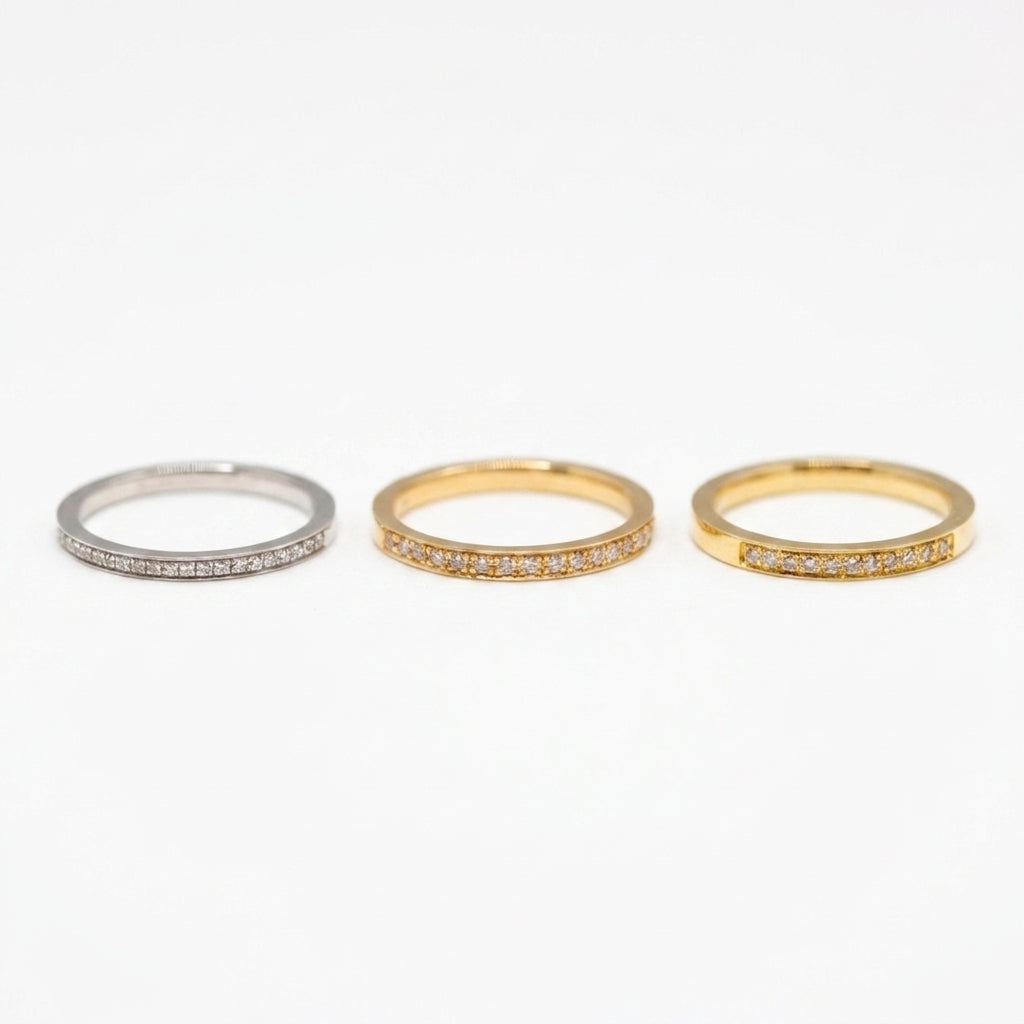 Alliance pavée Mira et Denise serti descendu, diamants et saphirs jaunes, texture Gina, or gris, rouge et blanc Fairmined et recyclé, joaillerie éthique fabriquée artisanalement à Paris