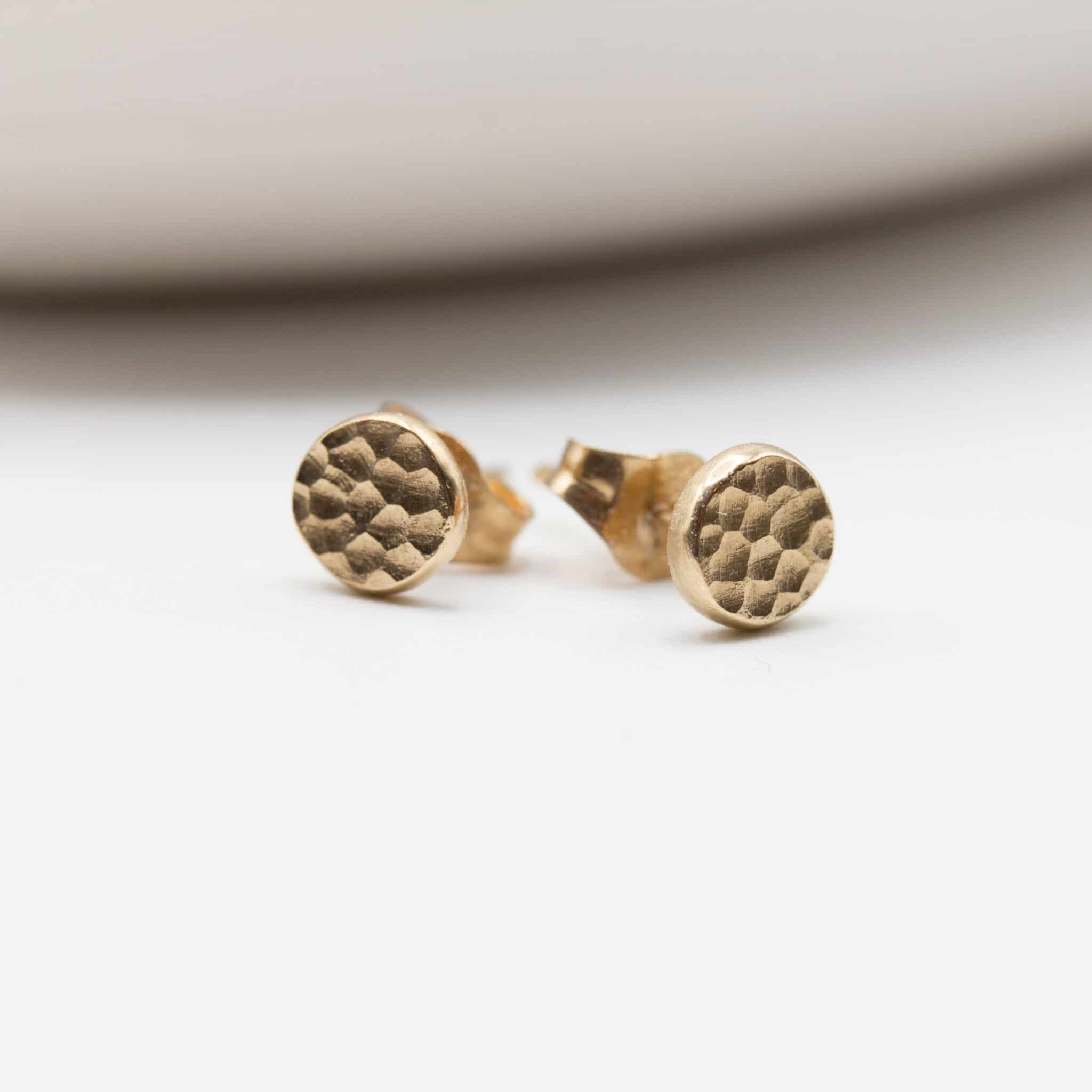 Puces d'oreille Sarita réalisées en or rose-champagne 18 carats Fairmined à Paris