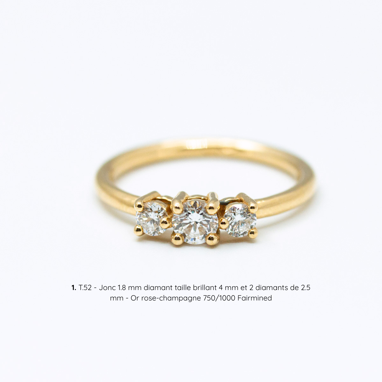 Bague de fiançailles Soleine solitaire épaulé, diamant central et 2 diamants latéraux, or rose-champagne Fairmined, joaillerie éthique fabriquée artisanalement à Paris