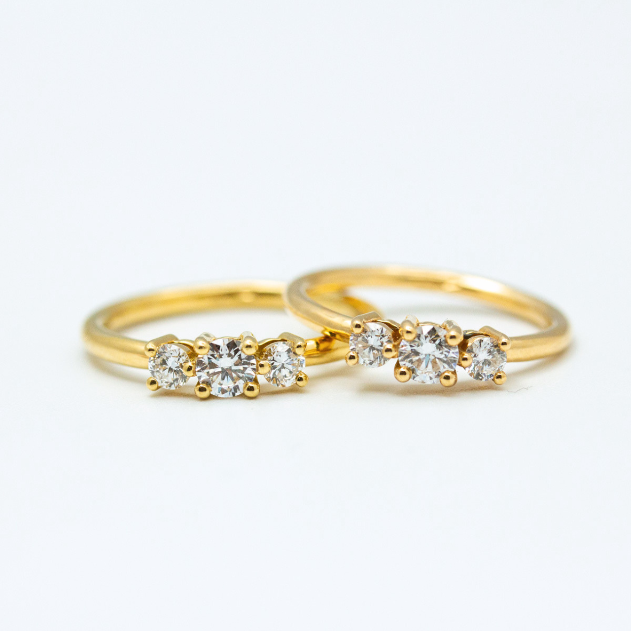 Bague de fiançailles Soleine solitaire épaulé, diamant central et 2 diamants latéraux, or rose-champagne et or jaune Fairmined, joaillerie éthique fabriquée artisanalement à Paris