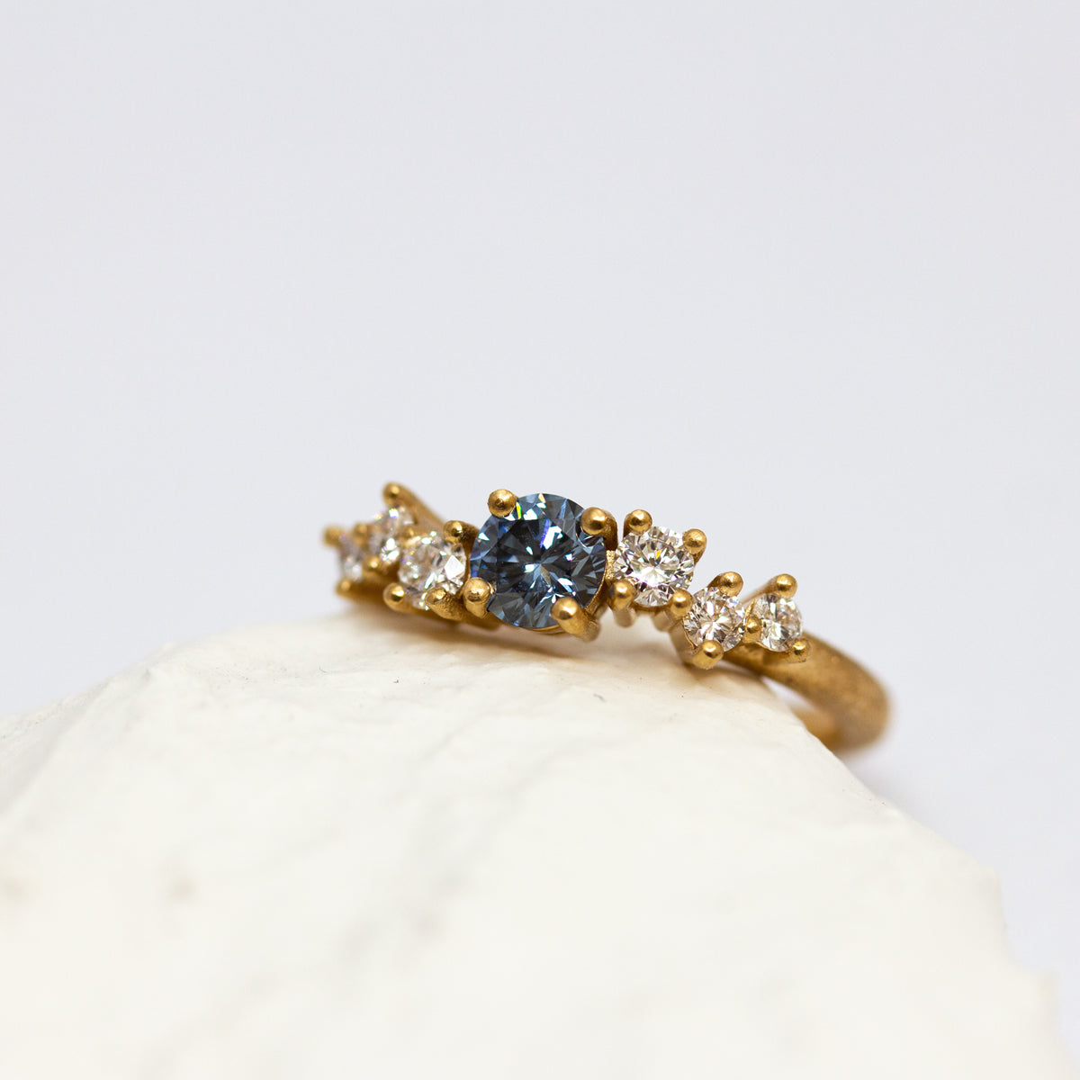 Bague de fiançailles en or rose-champagne 18 carats Fairmined, sertie de diamants de synthèse bleu et blanc. 