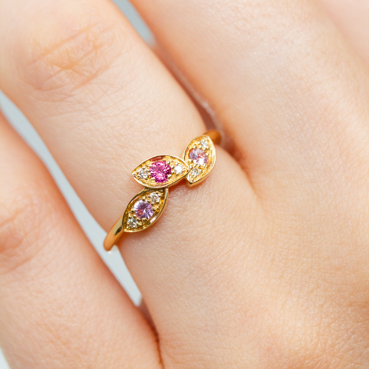 Bague sertie de pierres roses et de diamants en or Fairmined 18 carats.