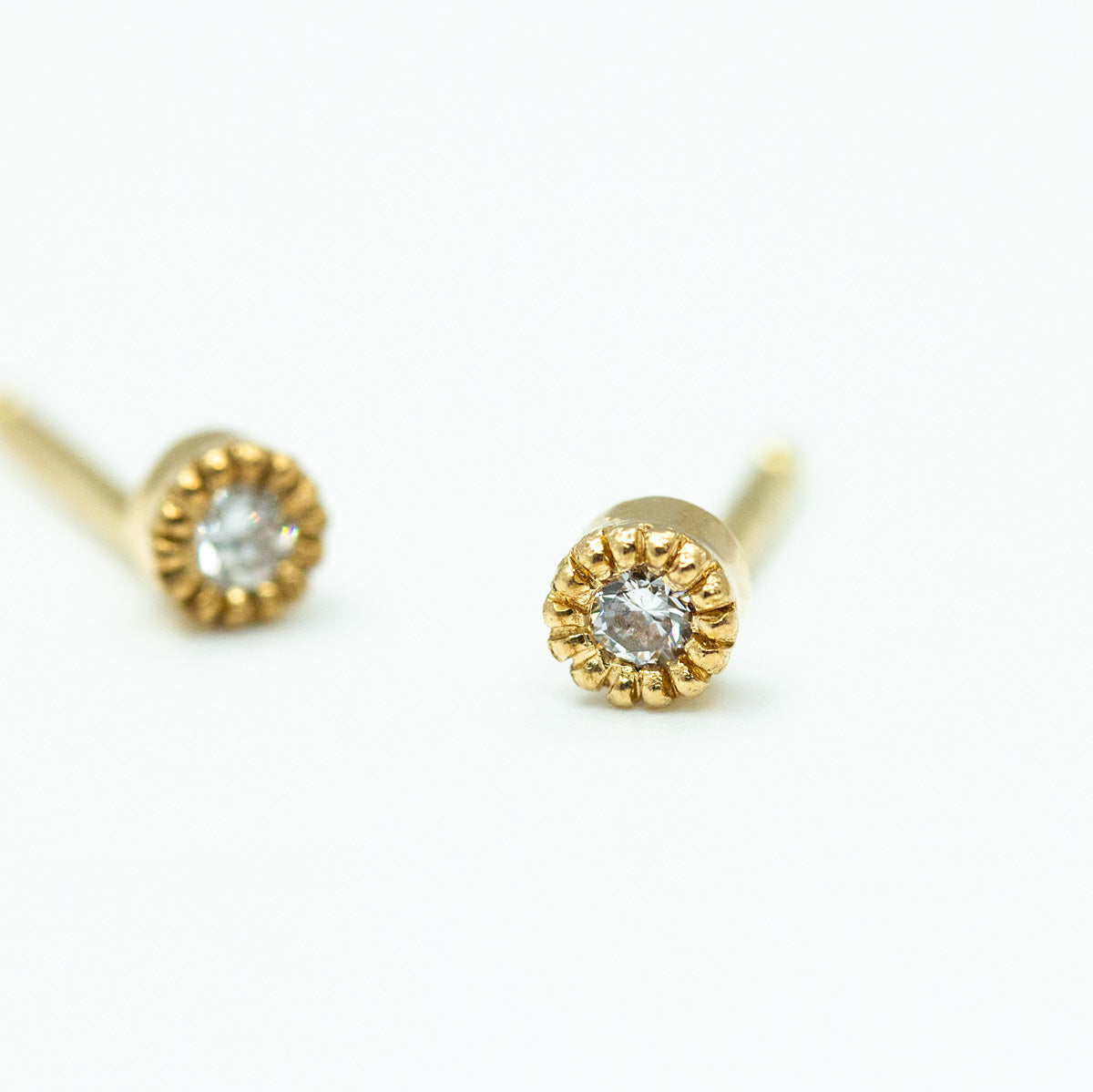 Puces d'oreille Madeleine diamants serti millegrain en or Fairmined, joaillerie éthique fabriquée artisanalement à Paris