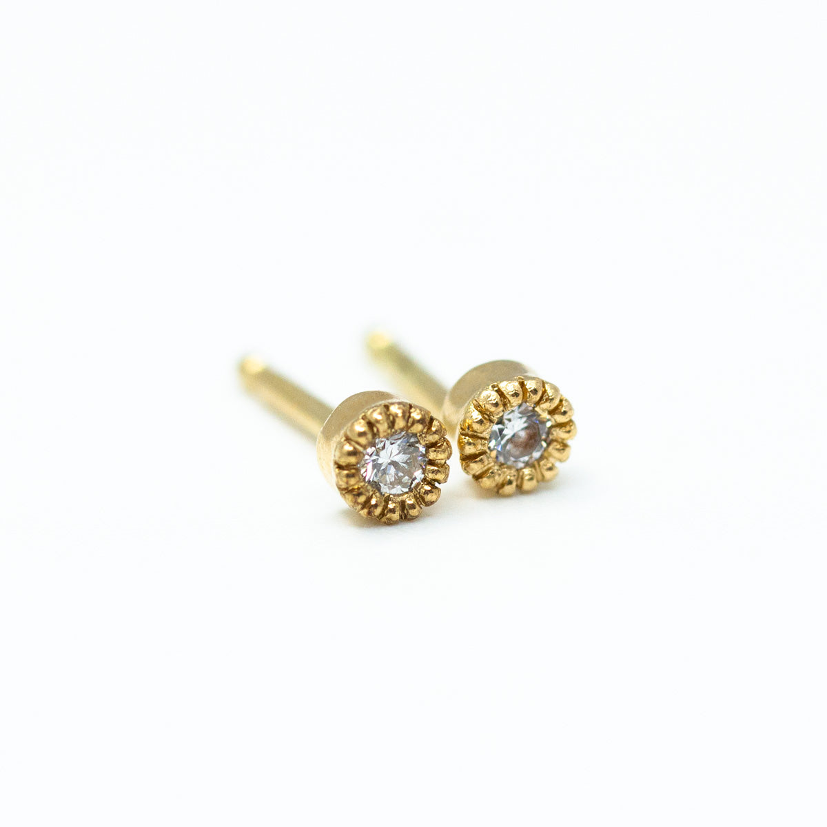 Puces d'oreille Madeleine diamants serti millegrain en or Fairmined, joaillerie éthique fabriquée artisanalement à Paris
