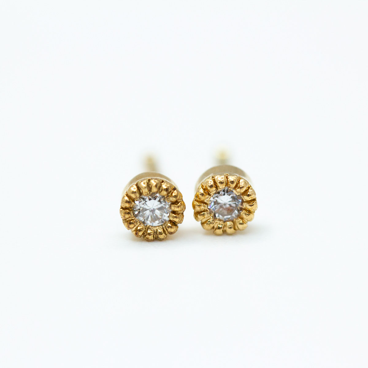 Puces d'oreille Madeleine diamants serti millegrain en or Fairmined, joaillerie éthique fabriquée artisanalement à Paris