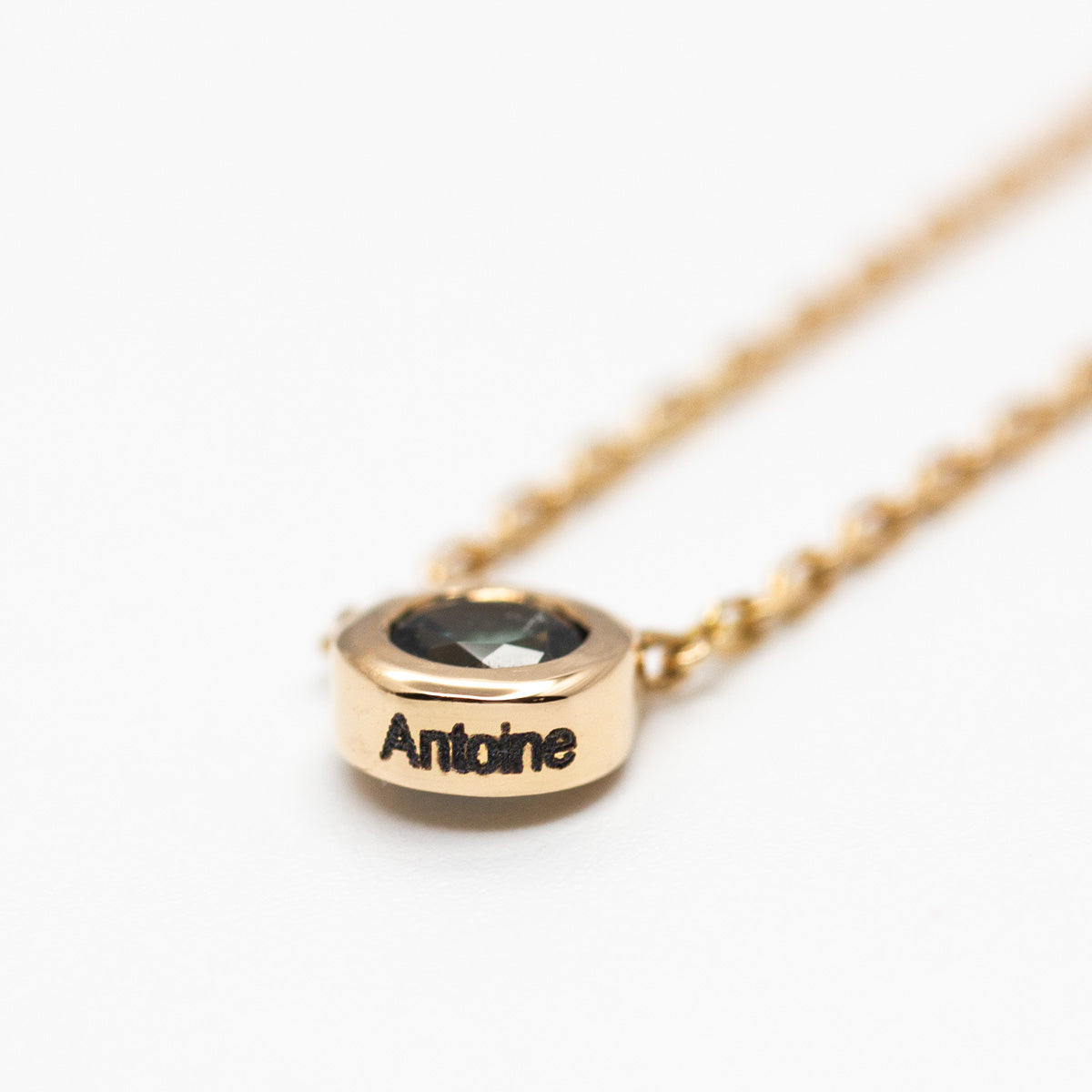 Collier avec diamant serti et gravure personnalisée, en or recyclé éthique, joaillerie artisanale fabriquée à Paris