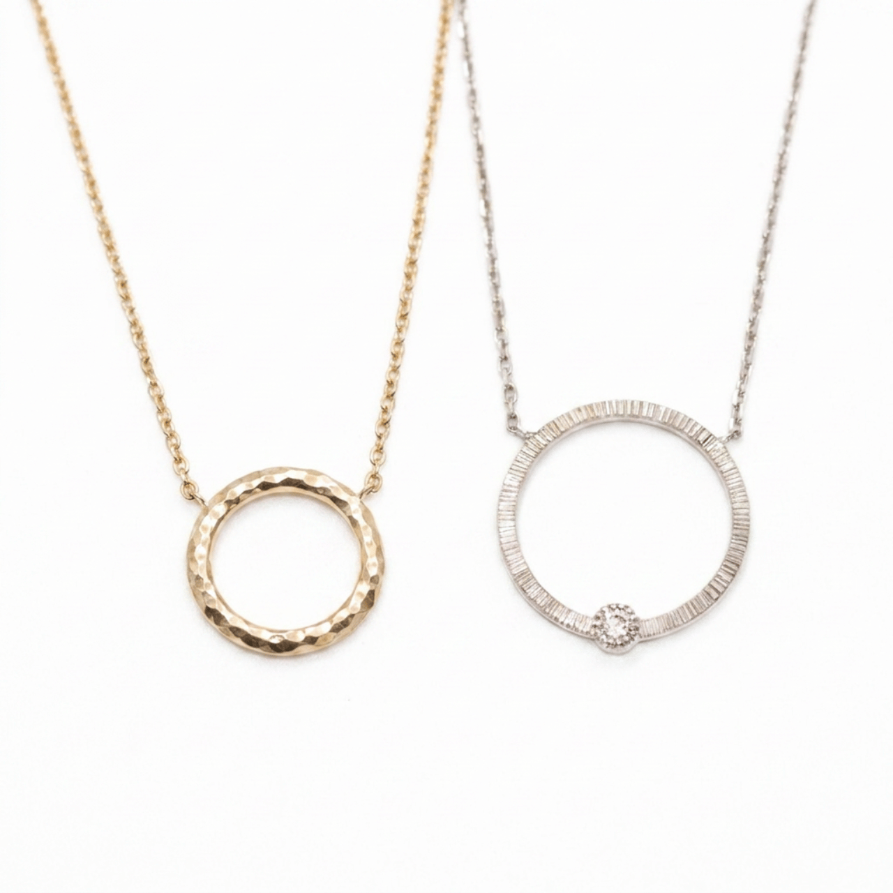 Collier pendentif petit et grand cercle, textures Sarita et Isandre, diamant serti millegrain, or rose-champagne et or blanc Fairmined, joaillerie éthique fabriquée artisanalement à Paris