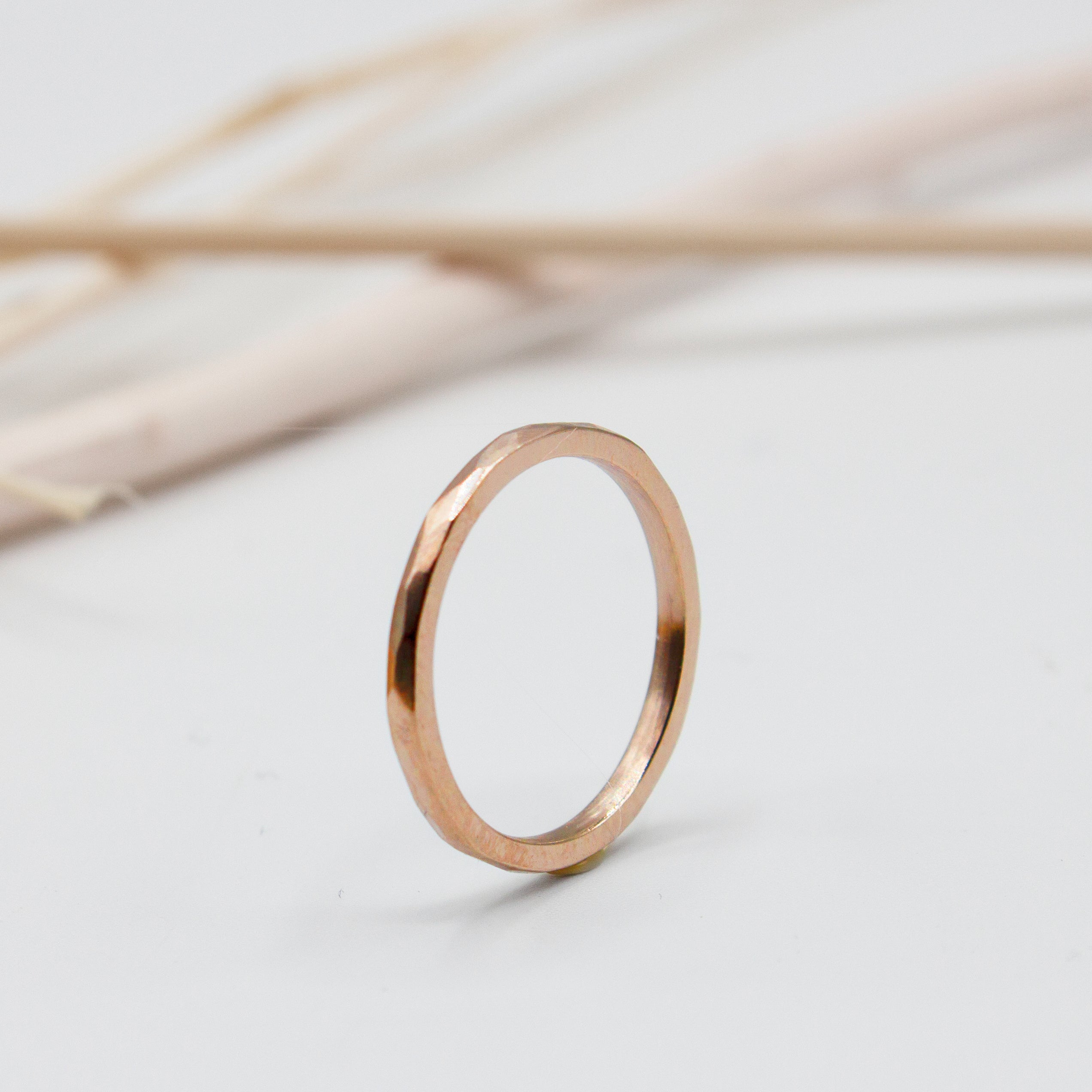 Alliance Nisma - ruban luxe 1,5 mm réalisée en or rouge 18 carats Fairmined à Paris
