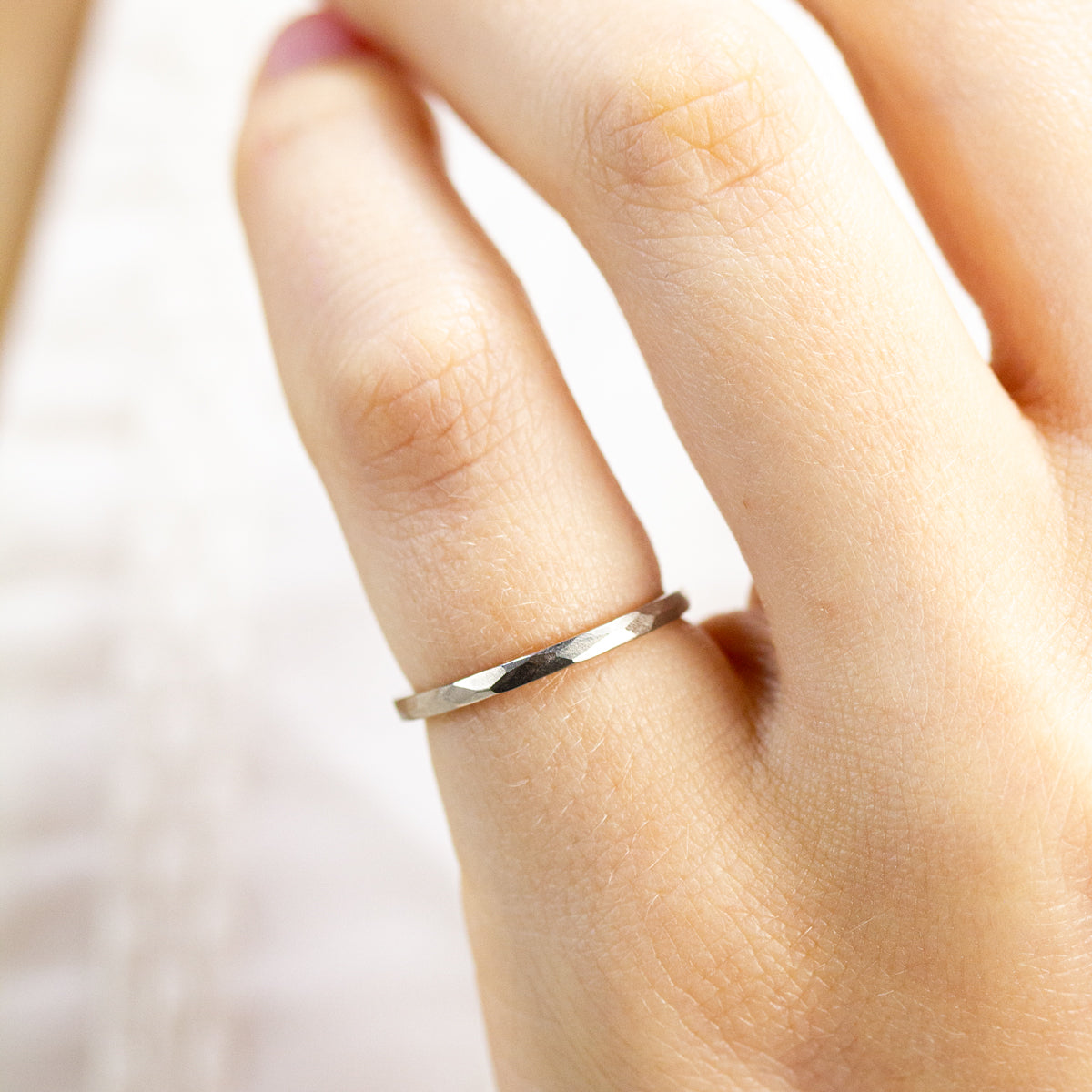 Alliance Nisma - ruban luxe 1,5 mm réalisée en or gris palladié 18 carats Fairmined à Paris