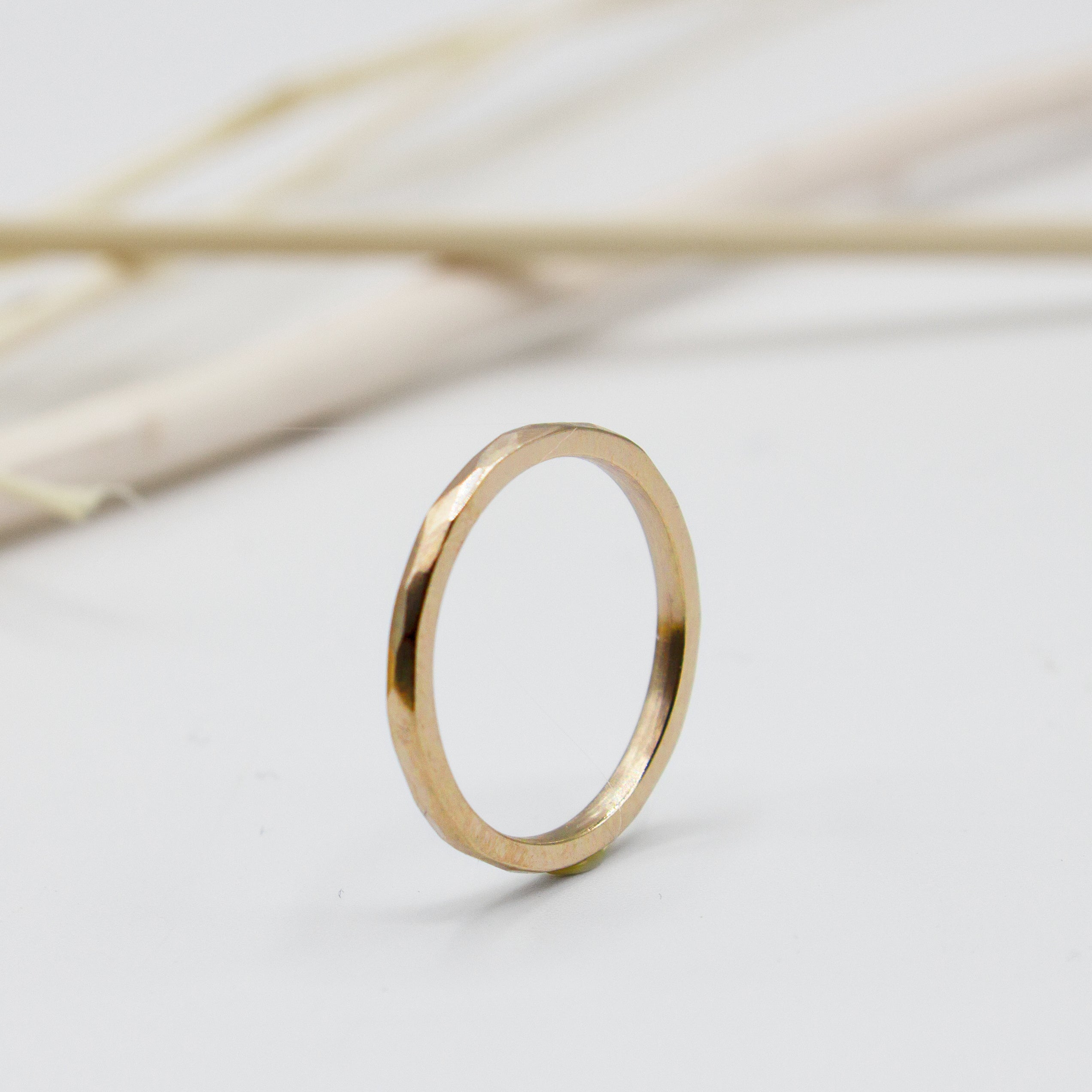 Alliance Nisma - ruban luxe 1,5 mm réalisée en or rose-champagne 18 carats Fairmined à Paris