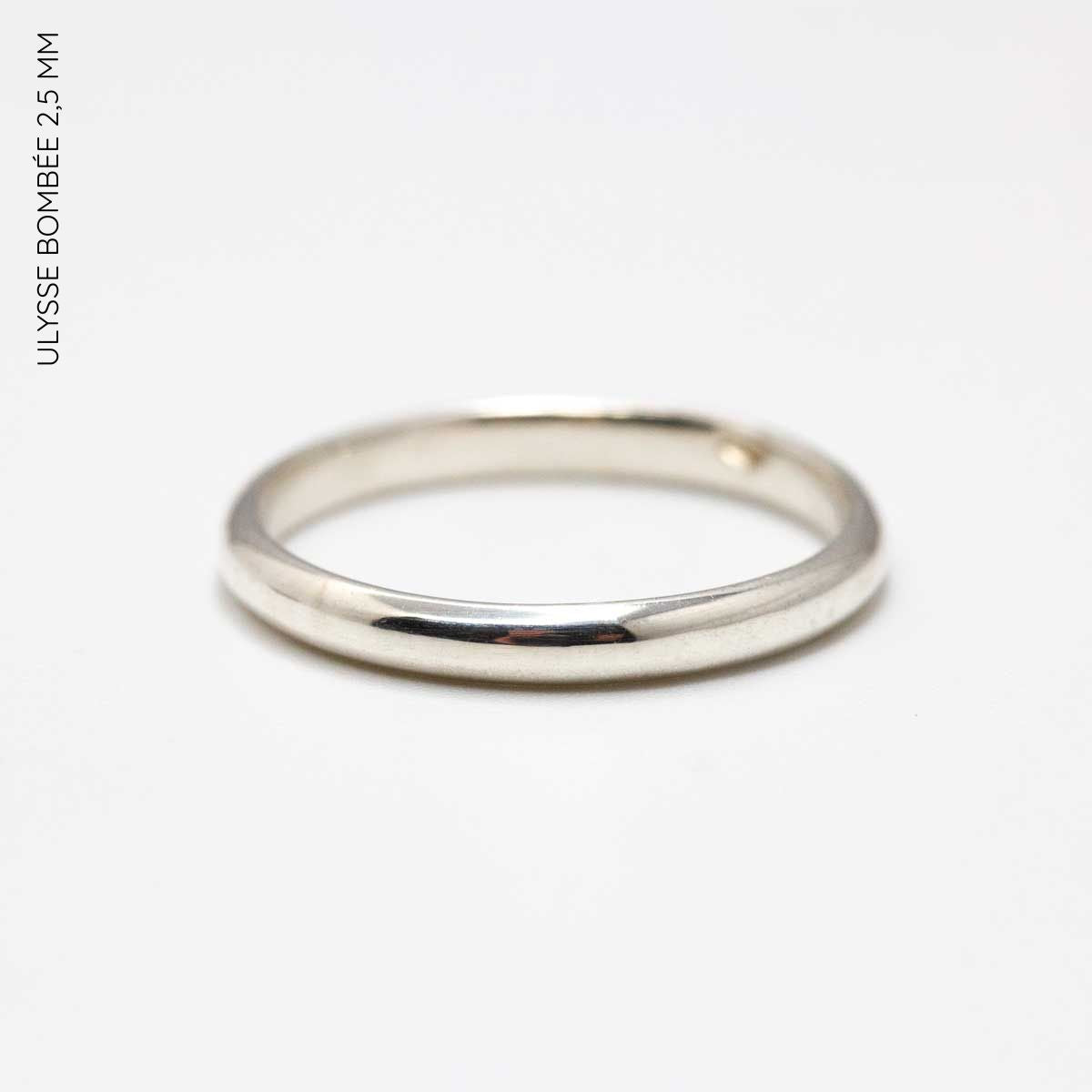 Alliance en argent réalisée dans notre atelier Parisien par nos artisans.
Ethique et responsable.
Boutique Paris et Lyon.