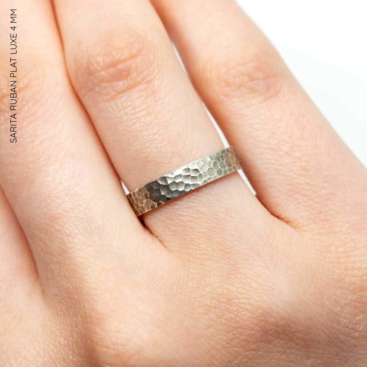 Alliance fabriquée dans notre atelier Parisien texturé.
Modèle Sarita, en argent.
Boutique Paris et Lyon.