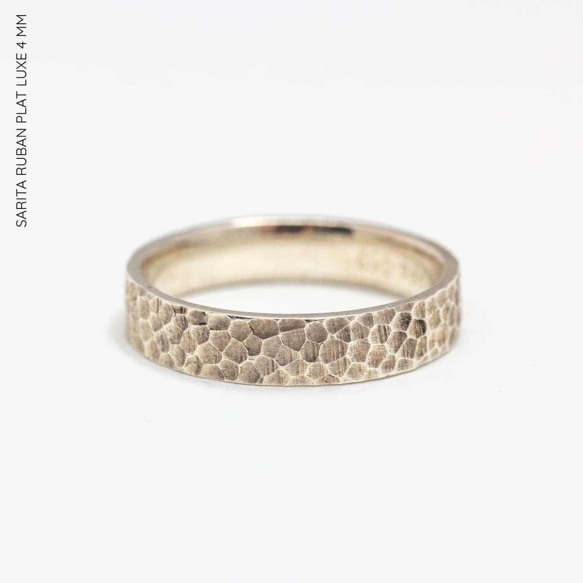 Alliance fabriquée dans notre atelier Parisien texturé.
Modèle Sarita, en argent.
Boutique Paris et Lyon.