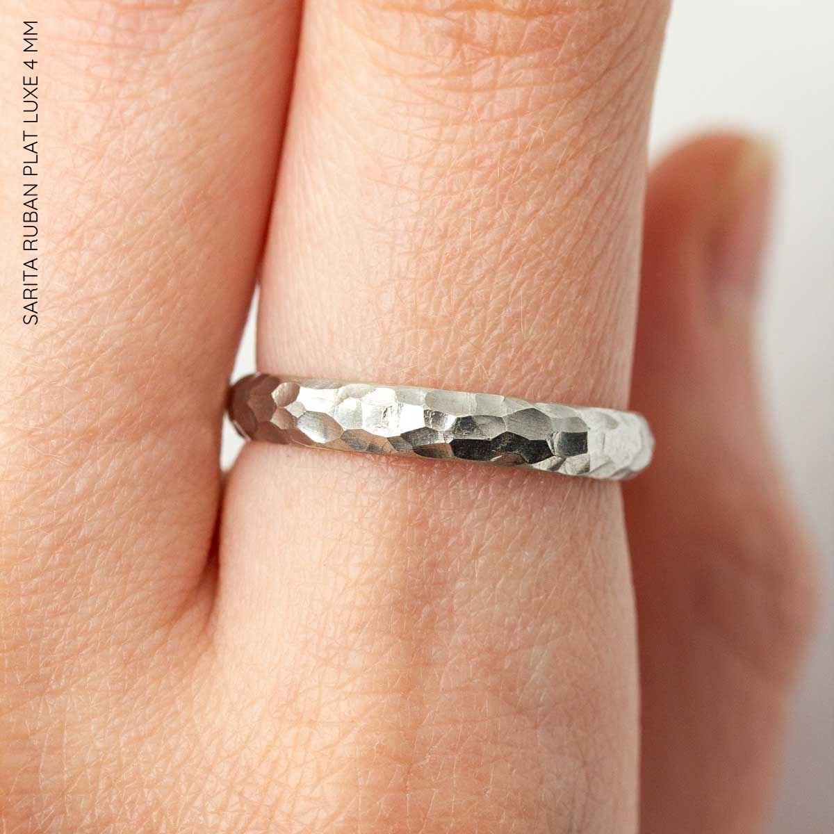 Alliance fabriquée dans notre atelier Parisien texturé.
Modèle Sarita, en argent.
Boutique Paris et Lyon.