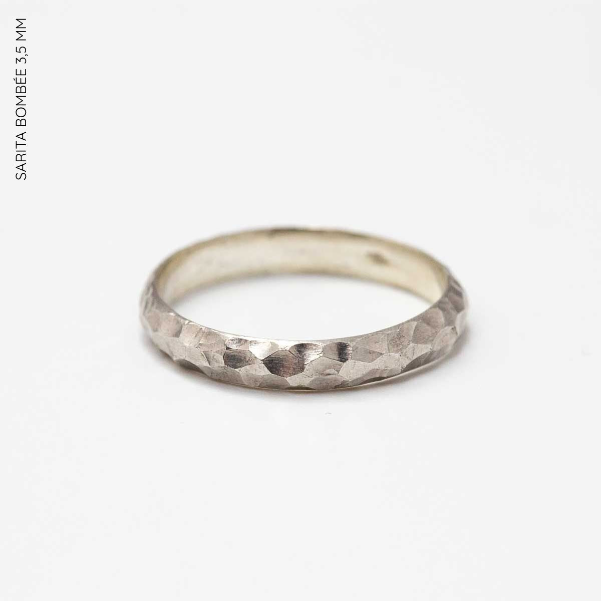 Alliance fabriquée dans notre atelier Parisien texturé.
Modèle Sarita, en argent.
Boutique Paris et Lyon.