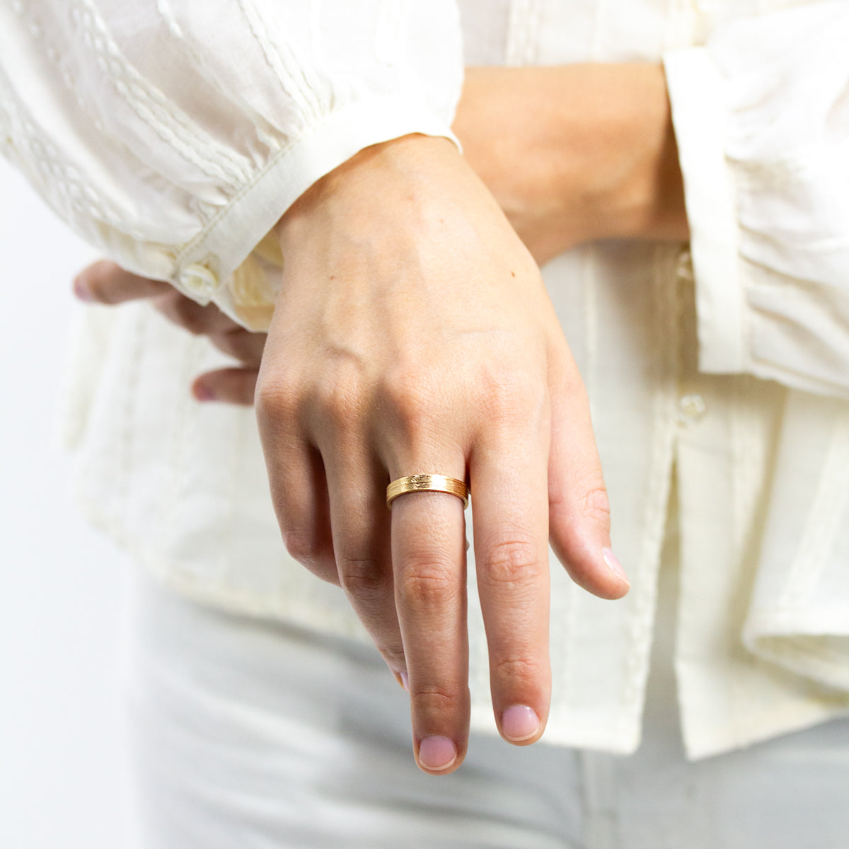 Alliance Casildée - ruban 4 mm réalisée en or jaune 18 carats Fairmined à Paris