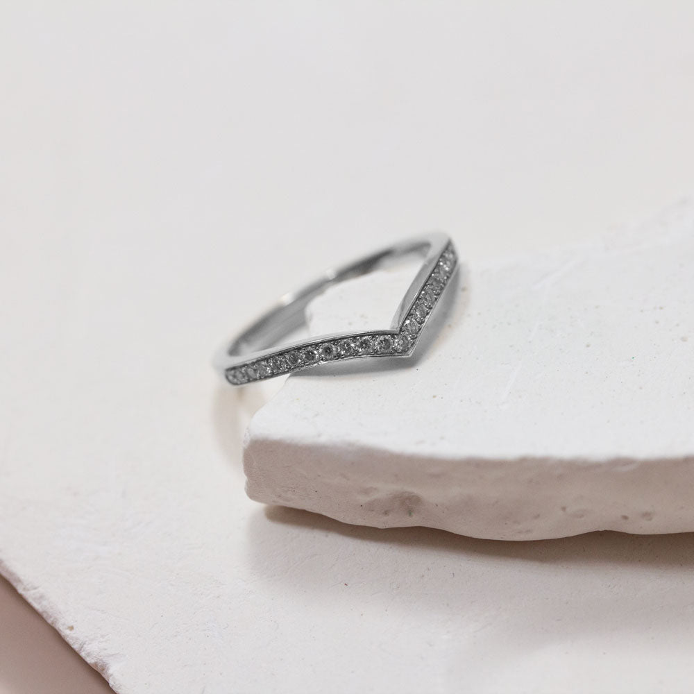 Bague incurvée en or blanc et diamants de synthèse éco-respnosable, fabriquée à Paris.