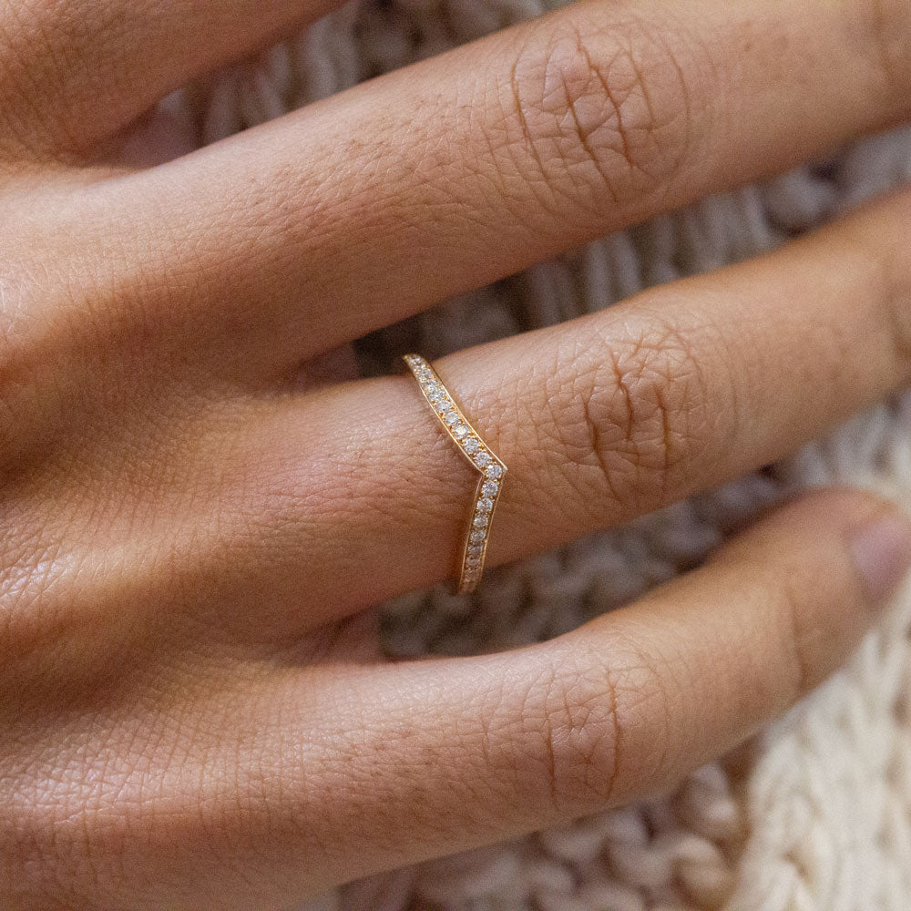 Bague de mariage en v ornée de diamants de laboratoire en or éthique Fairmined, made in Paris.