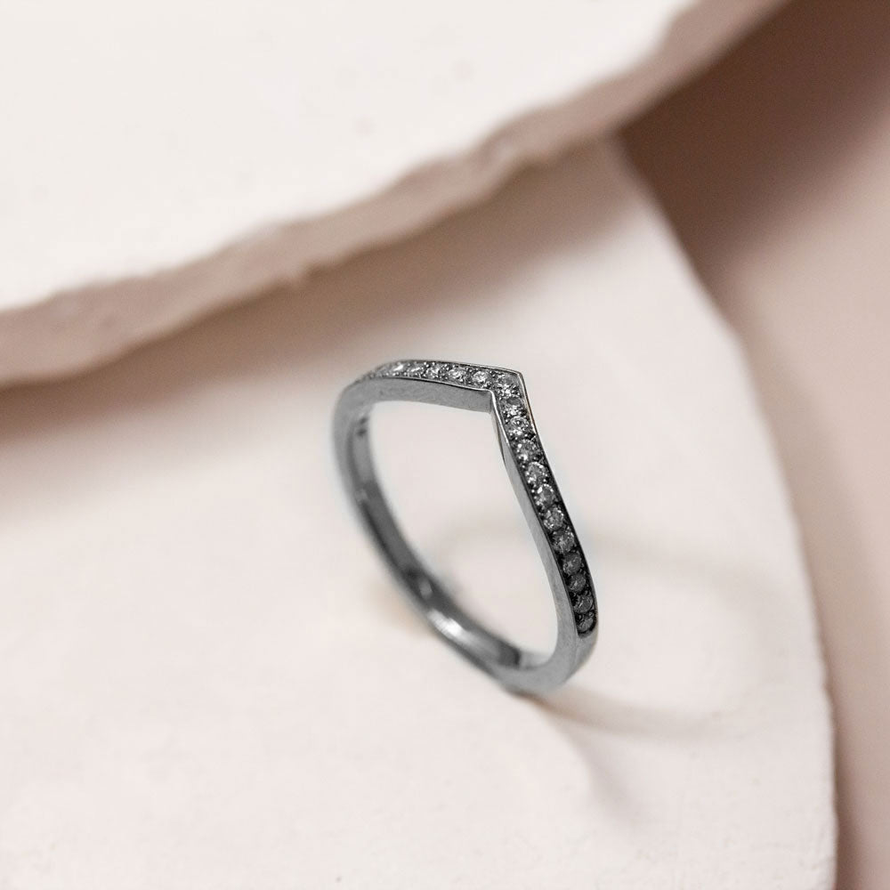Alliance incurvée diamants en or gris éthique Fairmined. Joaillerie artisanale et éthique