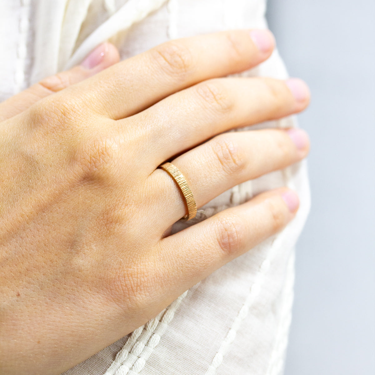 Alliance mariage en or éthique Fairmined, fabriqué dans notre atelier de joaillerie à Paris.
