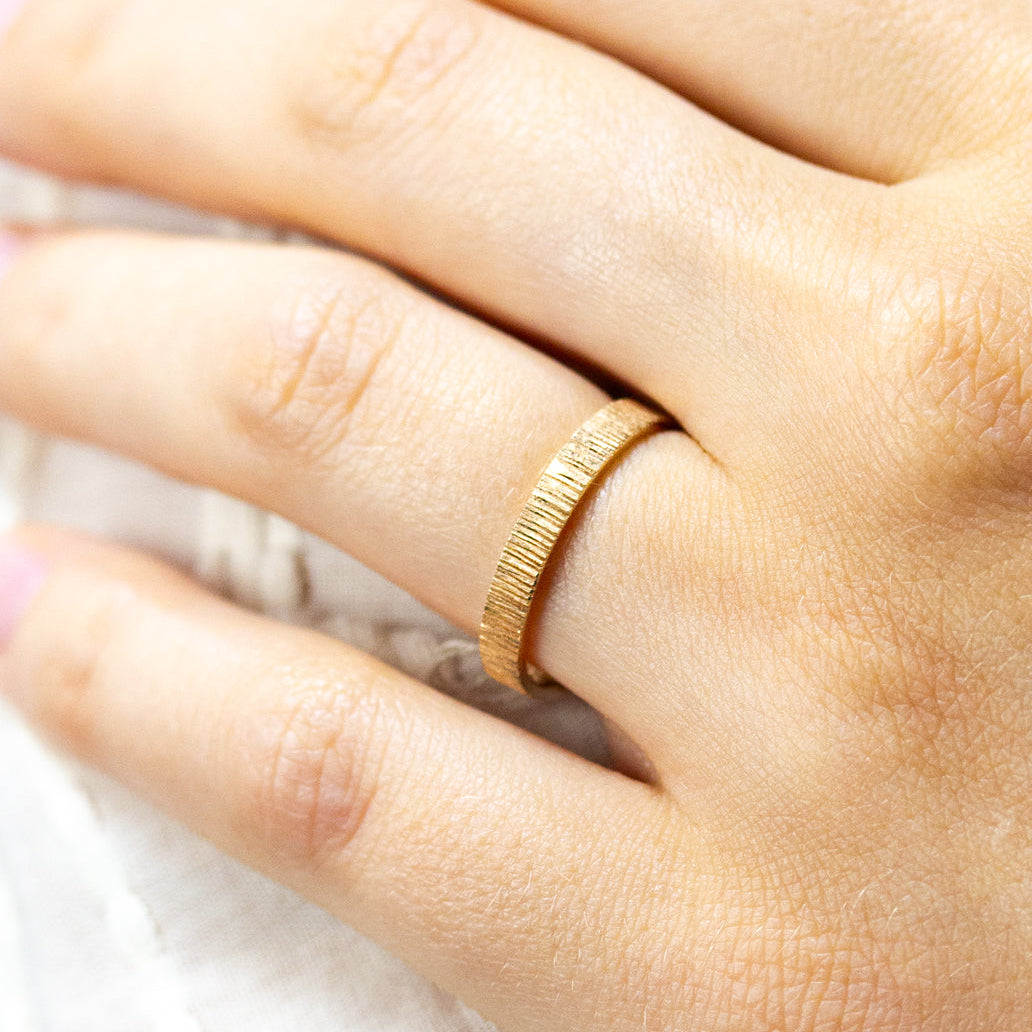 Alliance éthique femme en or jaune recyclé et prime Fairmined, fabriqué dans notre atelier de joaillerie à Paris.