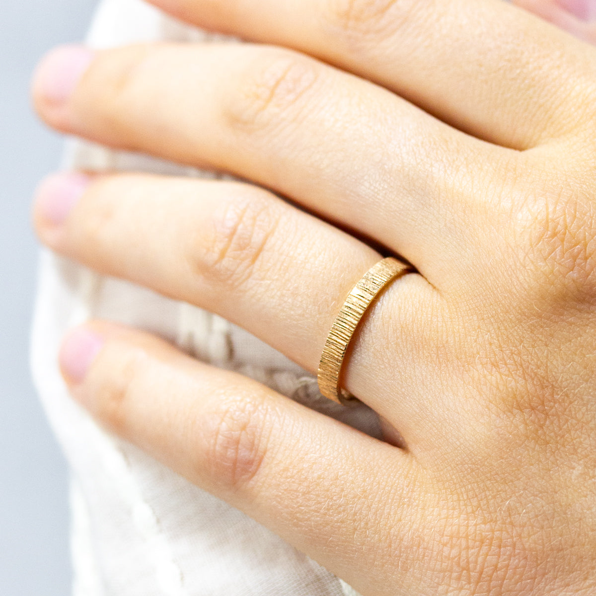 Alliance mariage en or éthique Fairmined, fabriqué dans notre atelier de joaillerie à Paris.