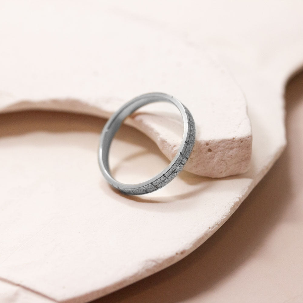 Alliance éthique en or blanc Fairmined réalisée dans un atelier de joaillerie à Paris.