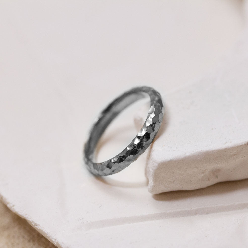 Alliance éthique texturée en or gris palladié originale.