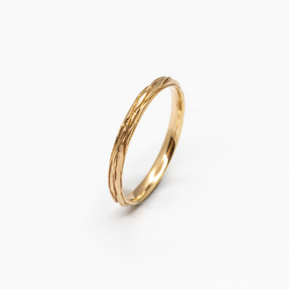 Anneau de mariage Amandier - demi-jonc 3 mm réalisée en or jaune 18 carats Fairmined à Paris