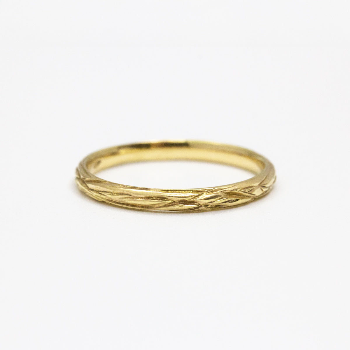 Anneau de mariage fin femme Amandier en or jaune éthique Fairmined. Joaillerie artisanale française