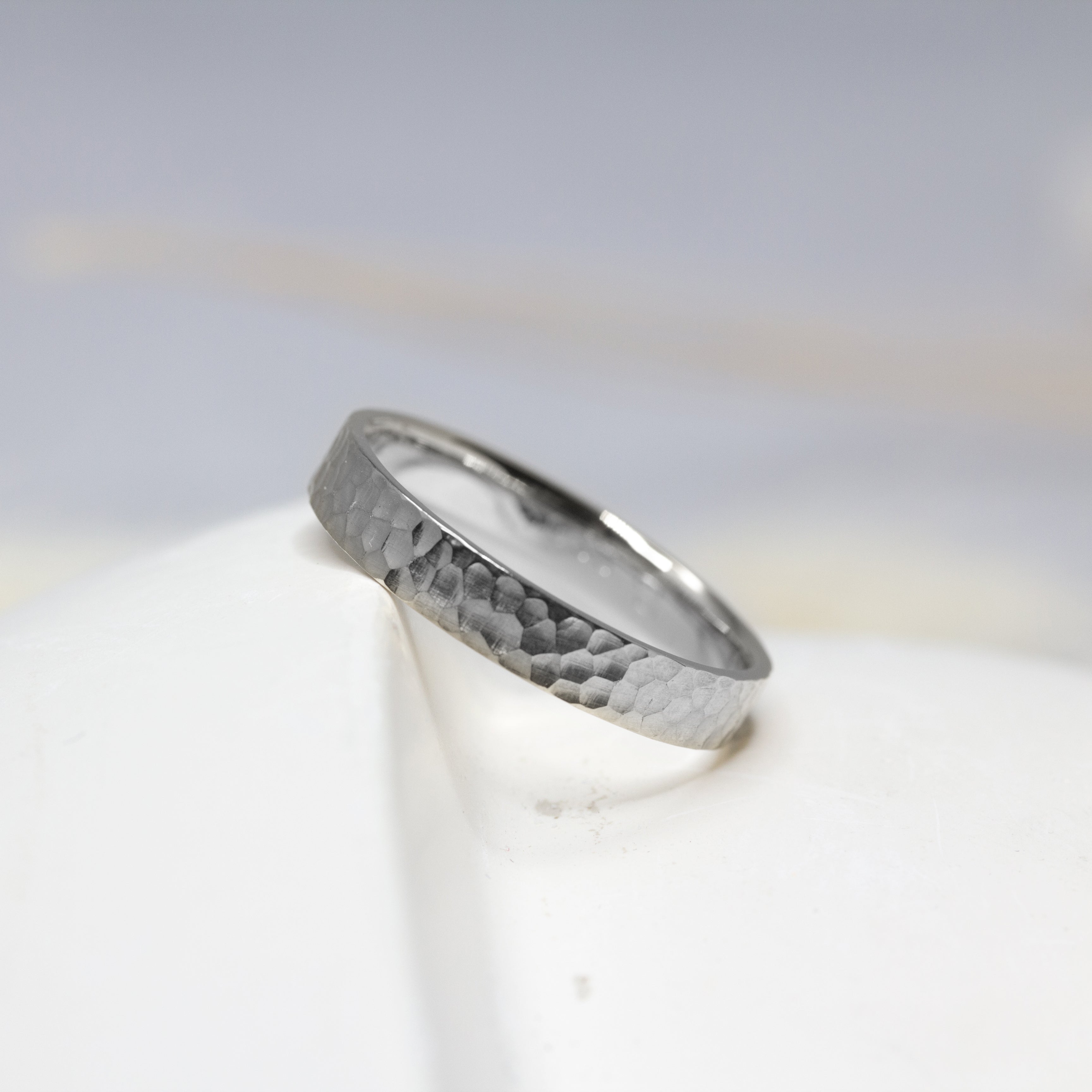 Alliance originale martelée Sarita - ruban 3 mm pour homme et femme réalisée en or 18 carats Fairmined à Paris
